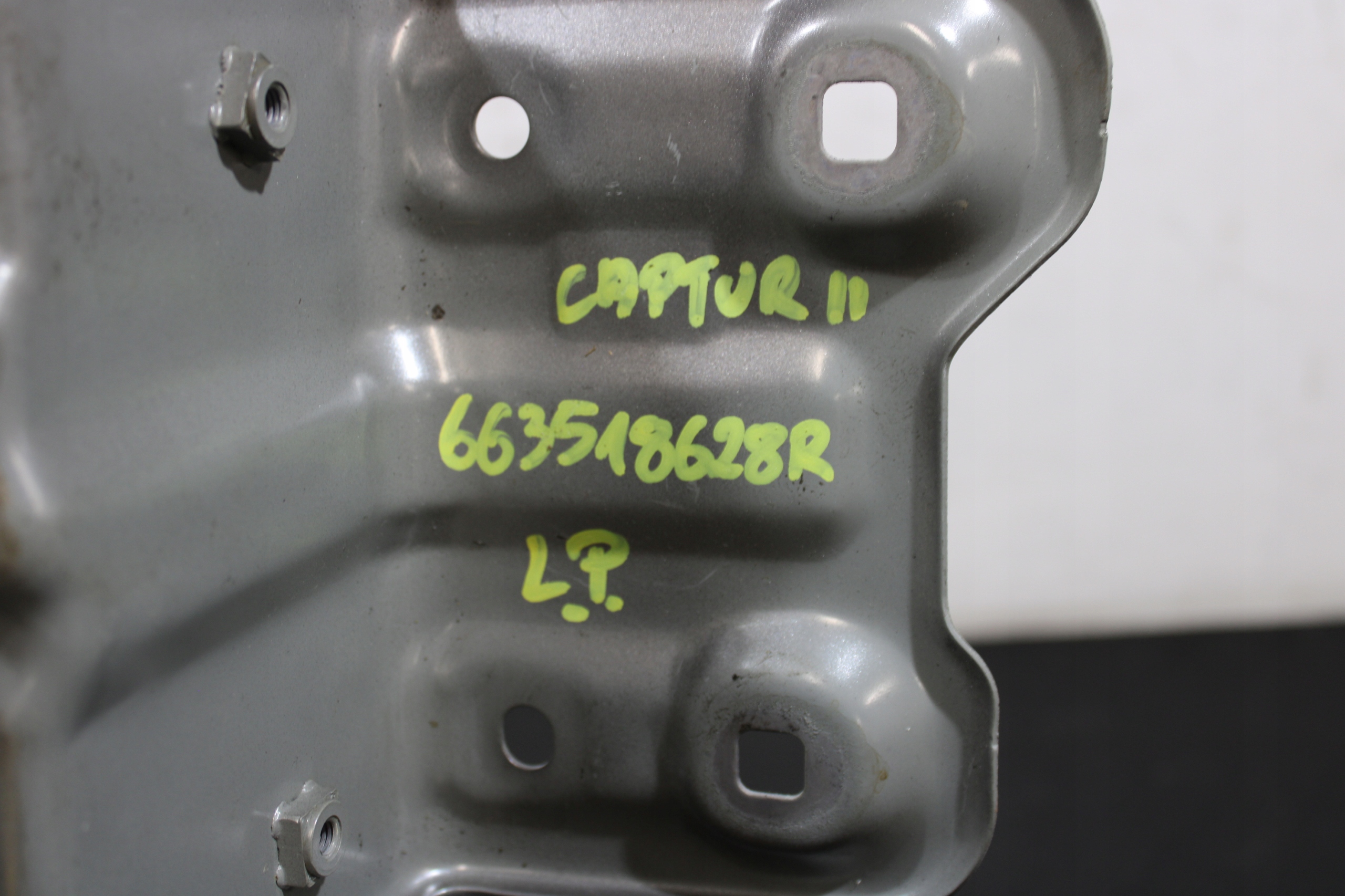 Support plaque Console Aile Gauche Avant 663518628R RENAULT CAPTUR II 2