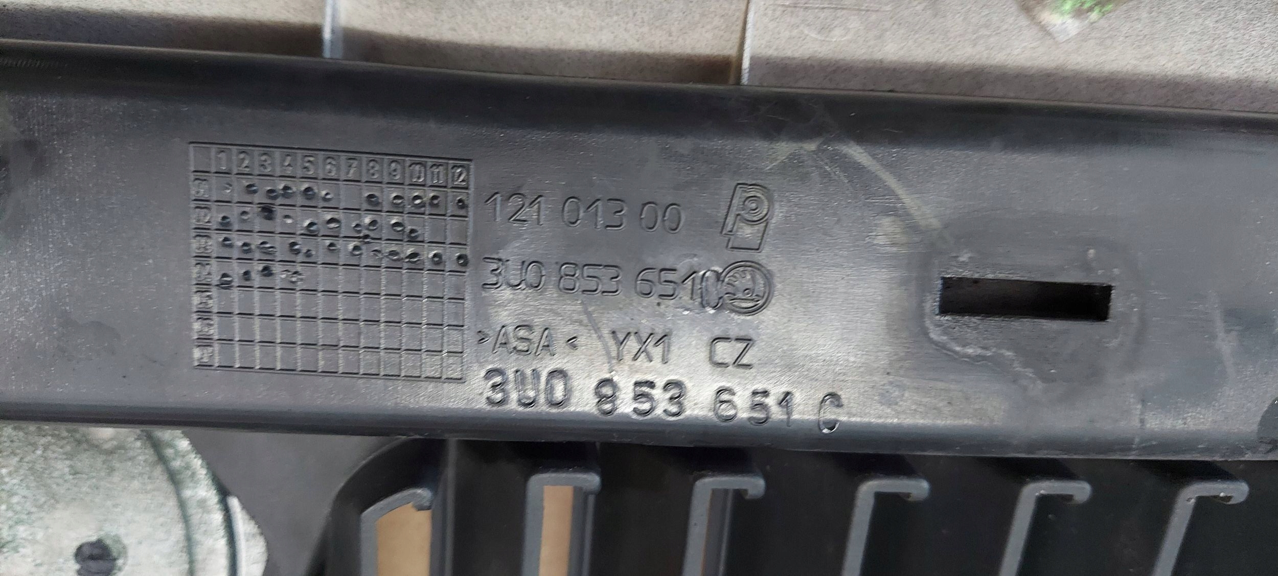 GRIGLIA SKODA SUPERB e +staffa 3U0853651C