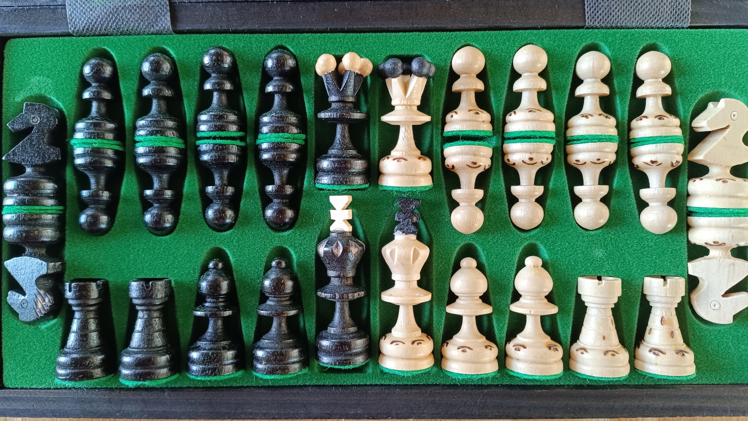 Šachy Perlička (36 cm) černá barva