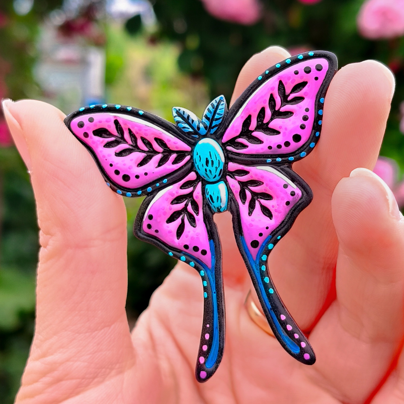Pin s pohádkovým motýlem, barevná fantasy bižuterie pro fanoušky elfů, boho