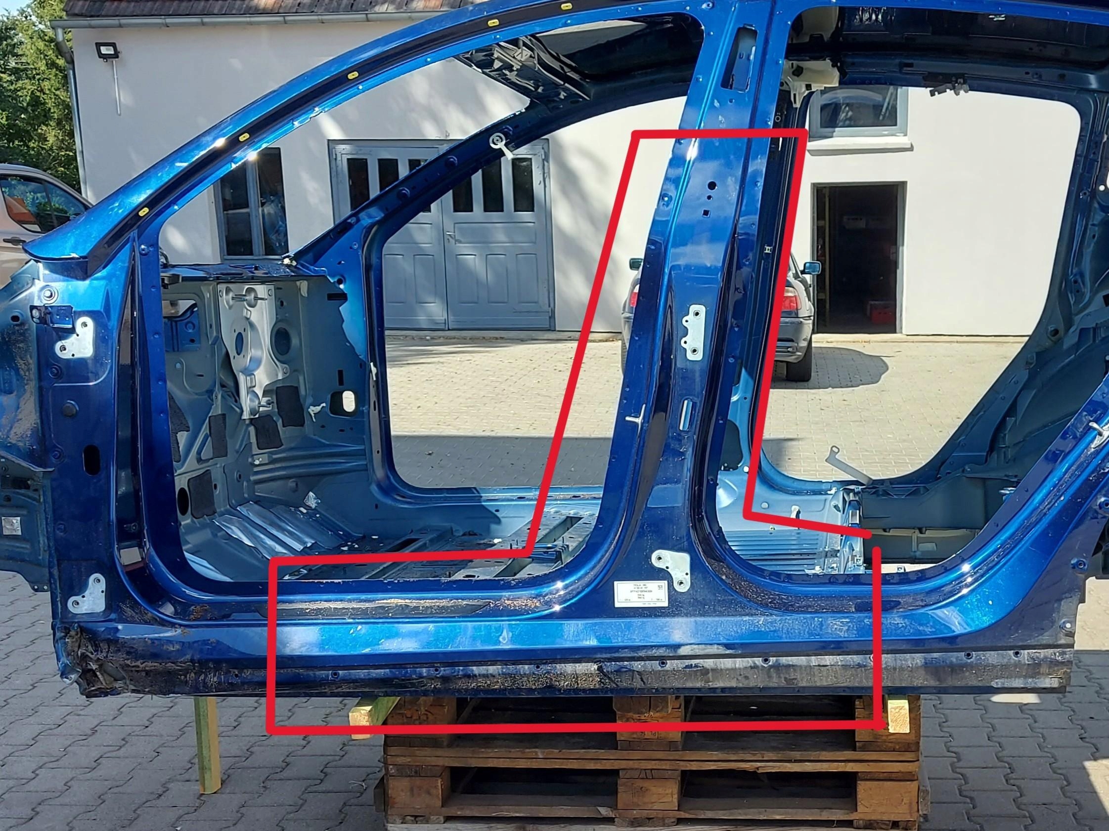 TESLA MODEL Y 2024r pillar central left