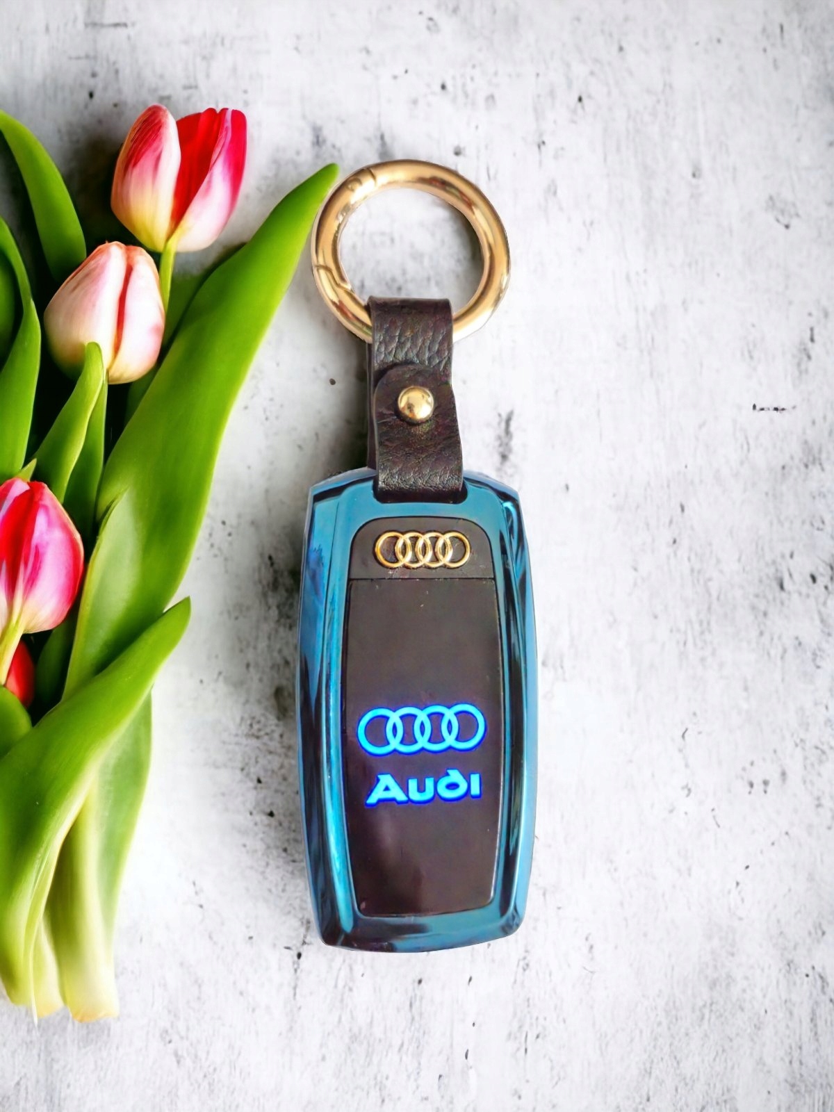 AUDI ZAPALNICZKA ŻAROWA ELEGANCKI BRELOK DO KLUCZY LOGO LED ETUI KOKARDKA Stan opakowania oryginalne