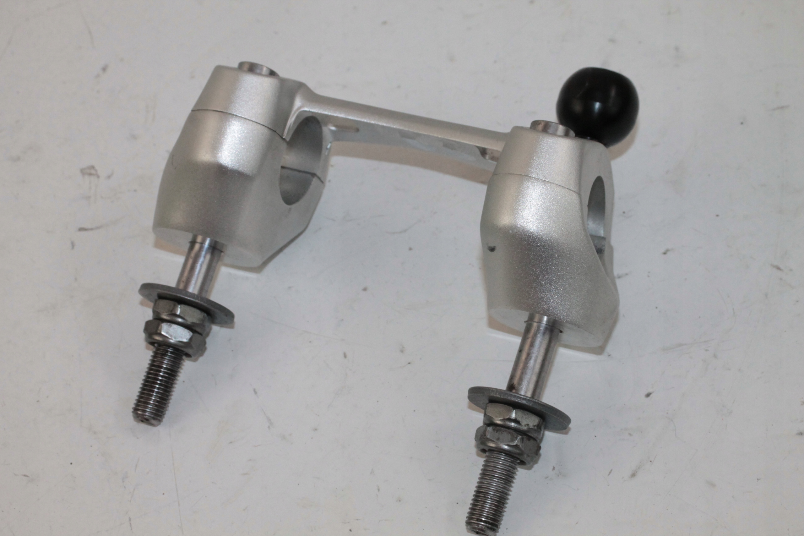 T765 58 - TRIUMPH STREET TRIPLE 765 RISERY КРІПЛЕННЯ РУЛЬОВОГО КОЛЕСА