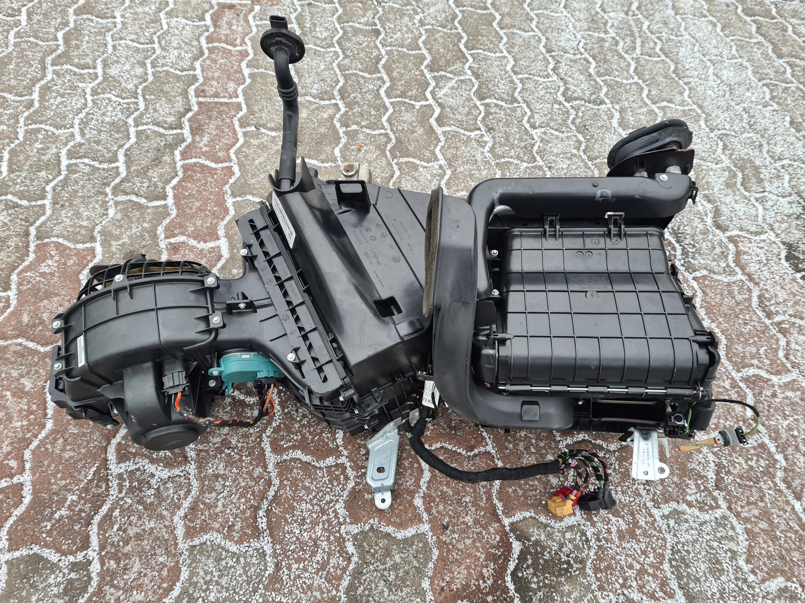 VW T5 MULTIVAN nagrzewnica przód 7H5820005BH Producent części Volkswagen OE