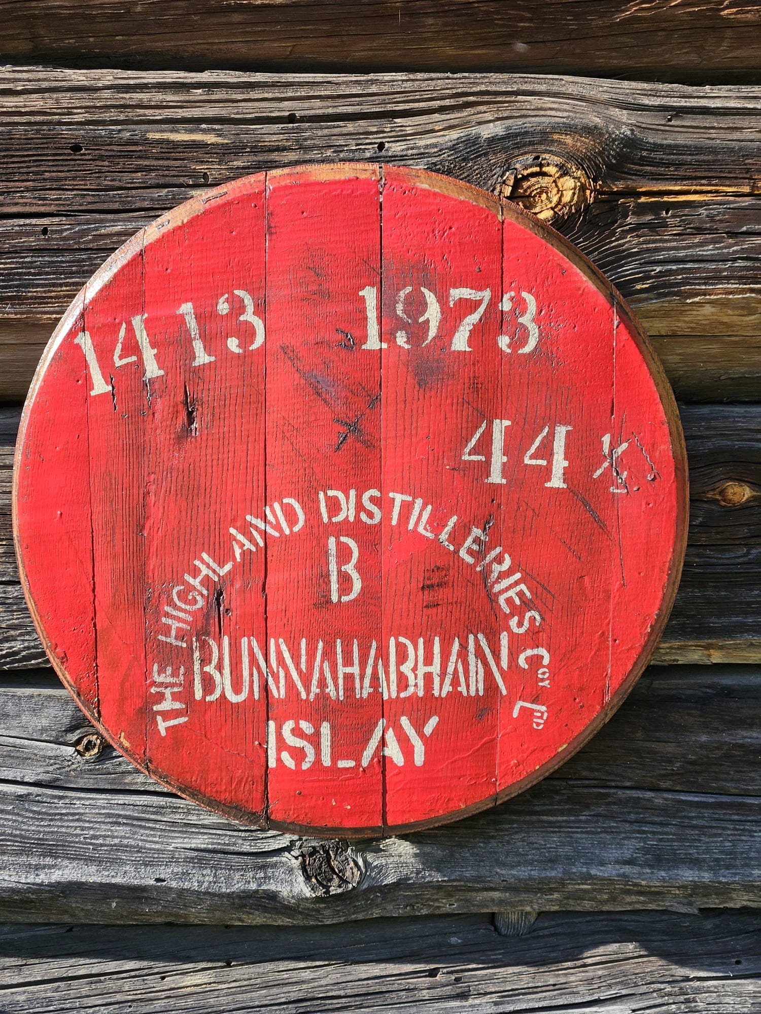 Dekiel z sudu na skotskou whisky Bunnahabhain 1973 Červený