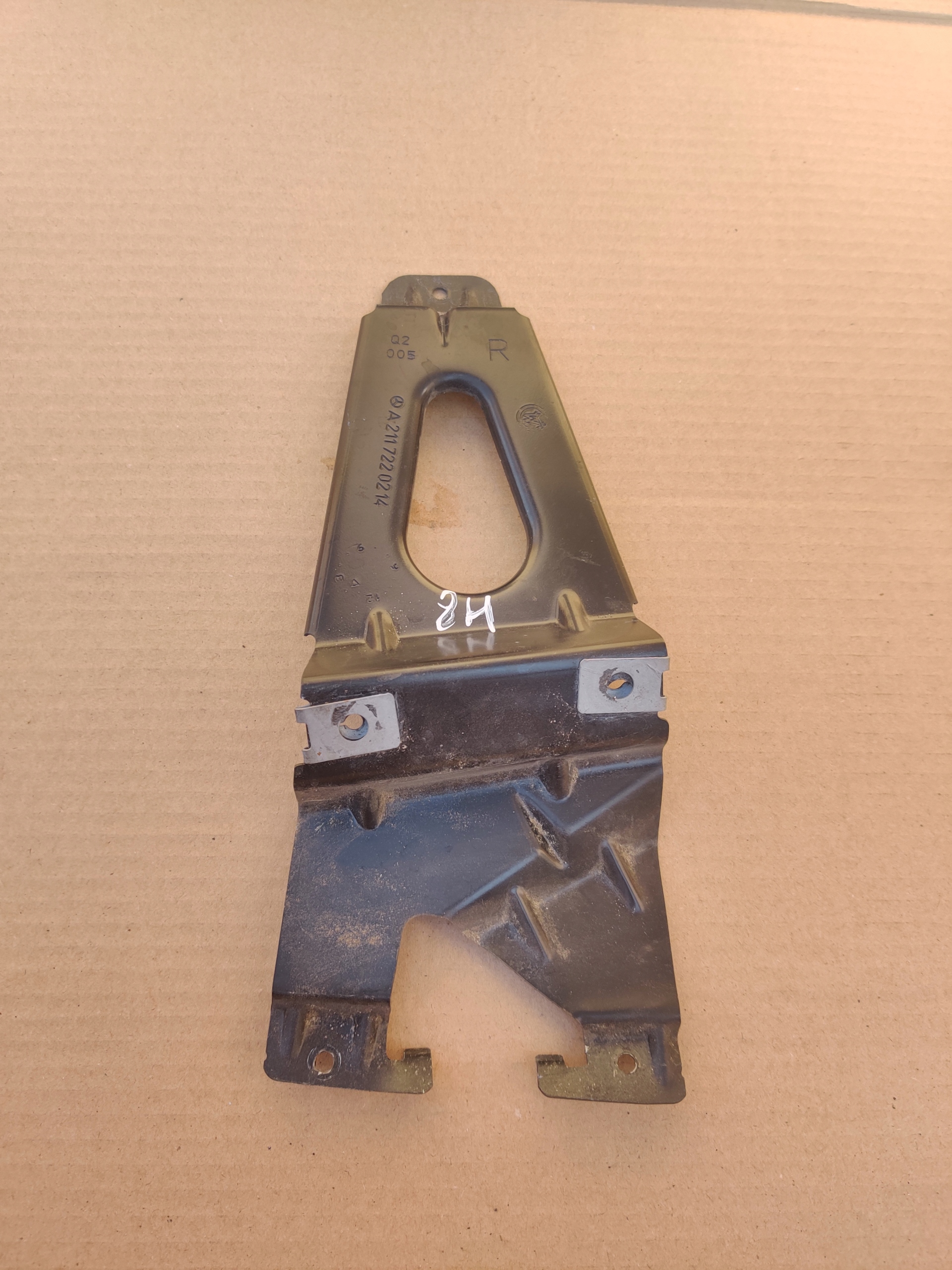 MERCEDES W211 E KLASA WSPORNIK DRZWI PRAWY A2117220214