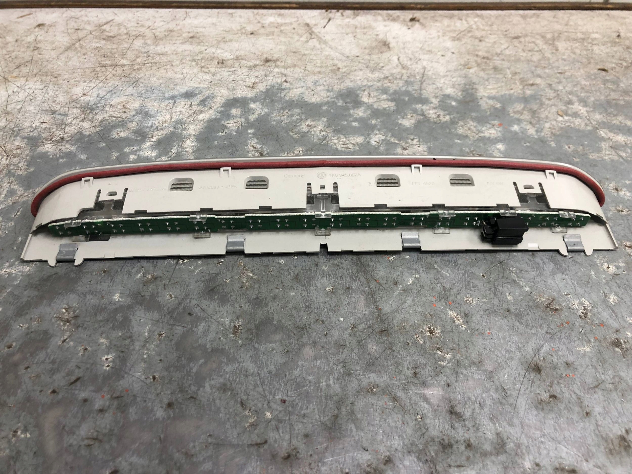 TRZECIE light STOP VW GOLF VI 1K6945097A