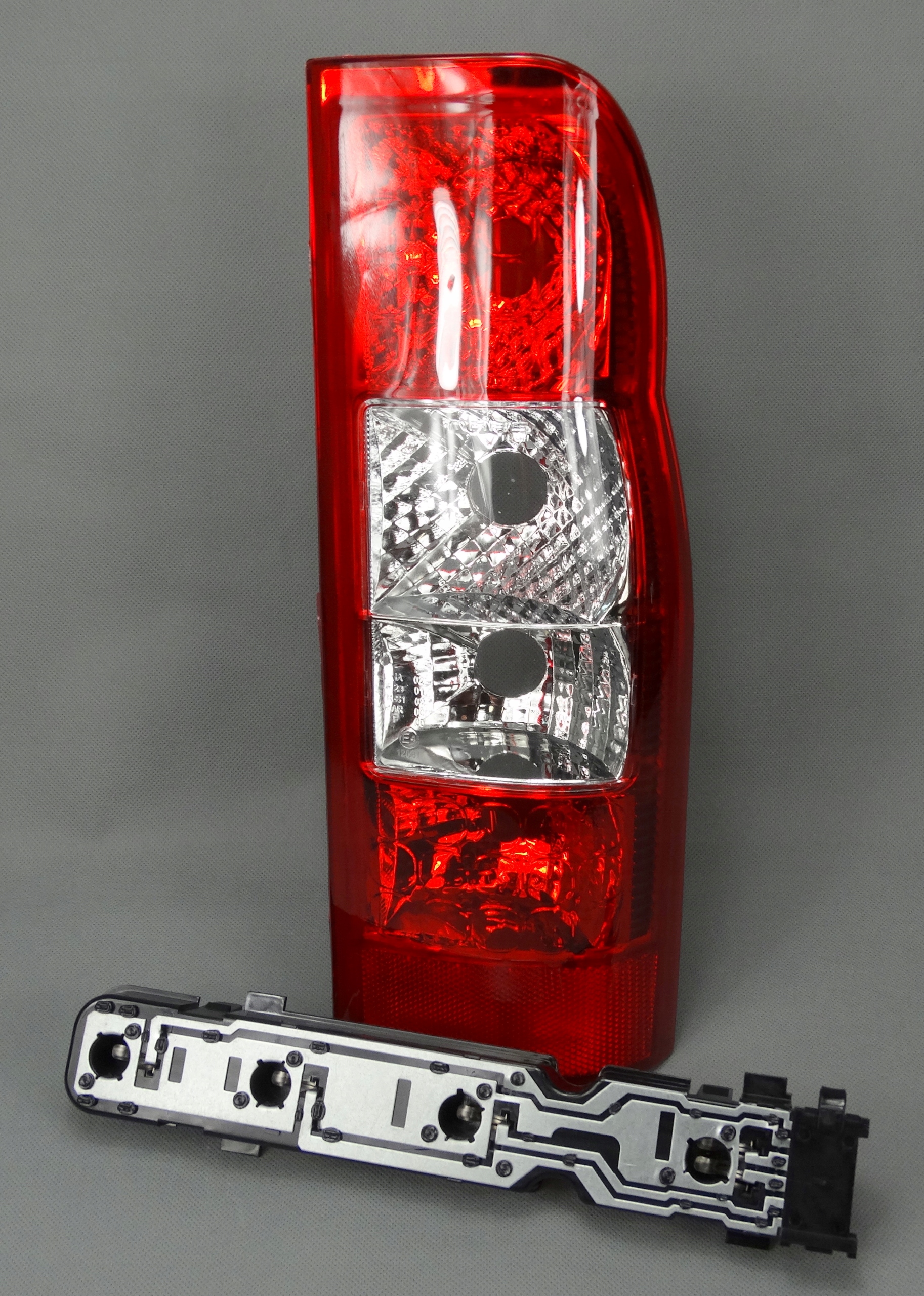 LAMPA TYŁ FORD TRANSIT 2006- PRAWA KPL Z LISTWĄ Strona zabudowy prawa