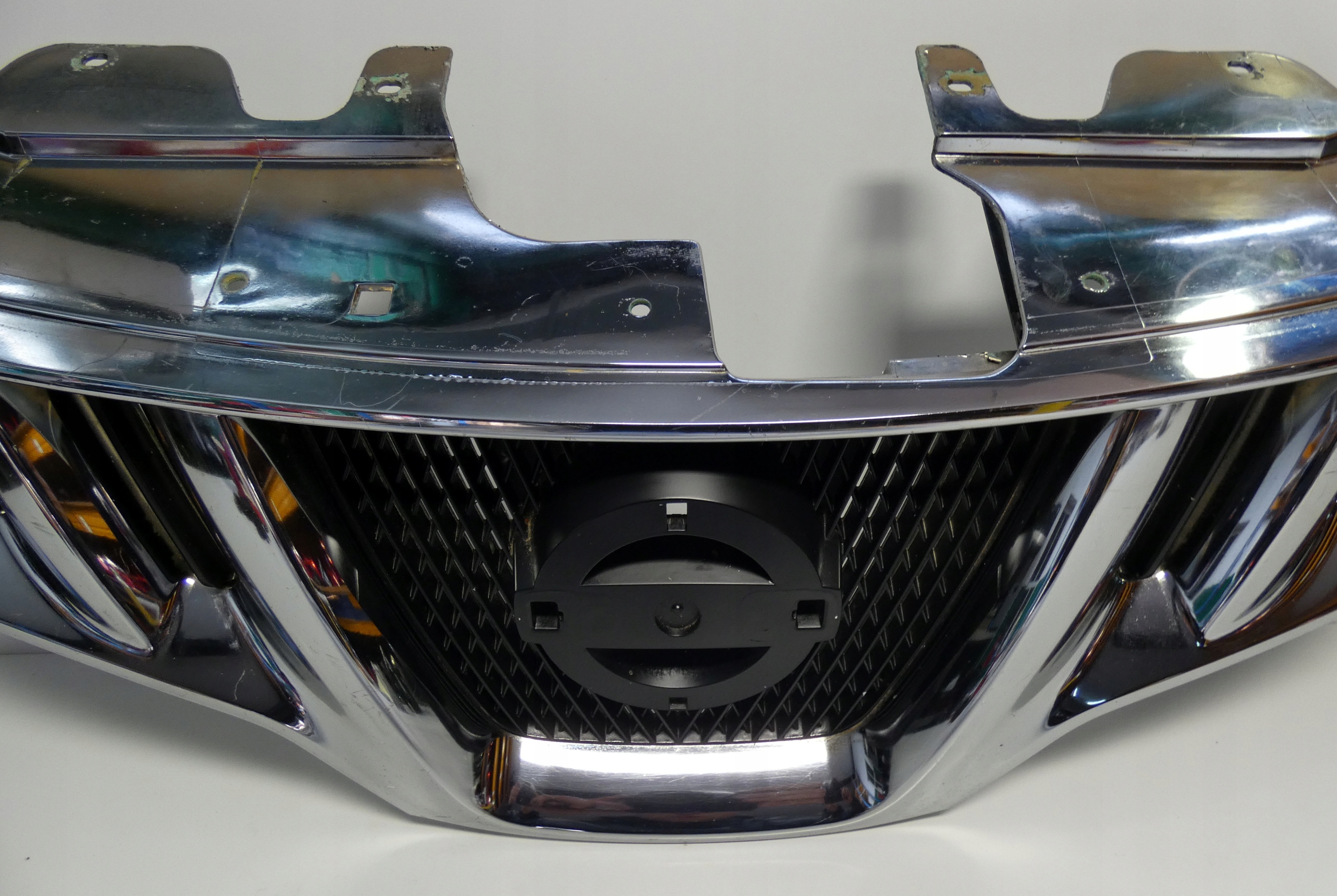 NISSAN HURAND 623101AA04 2007- grille front grill grill