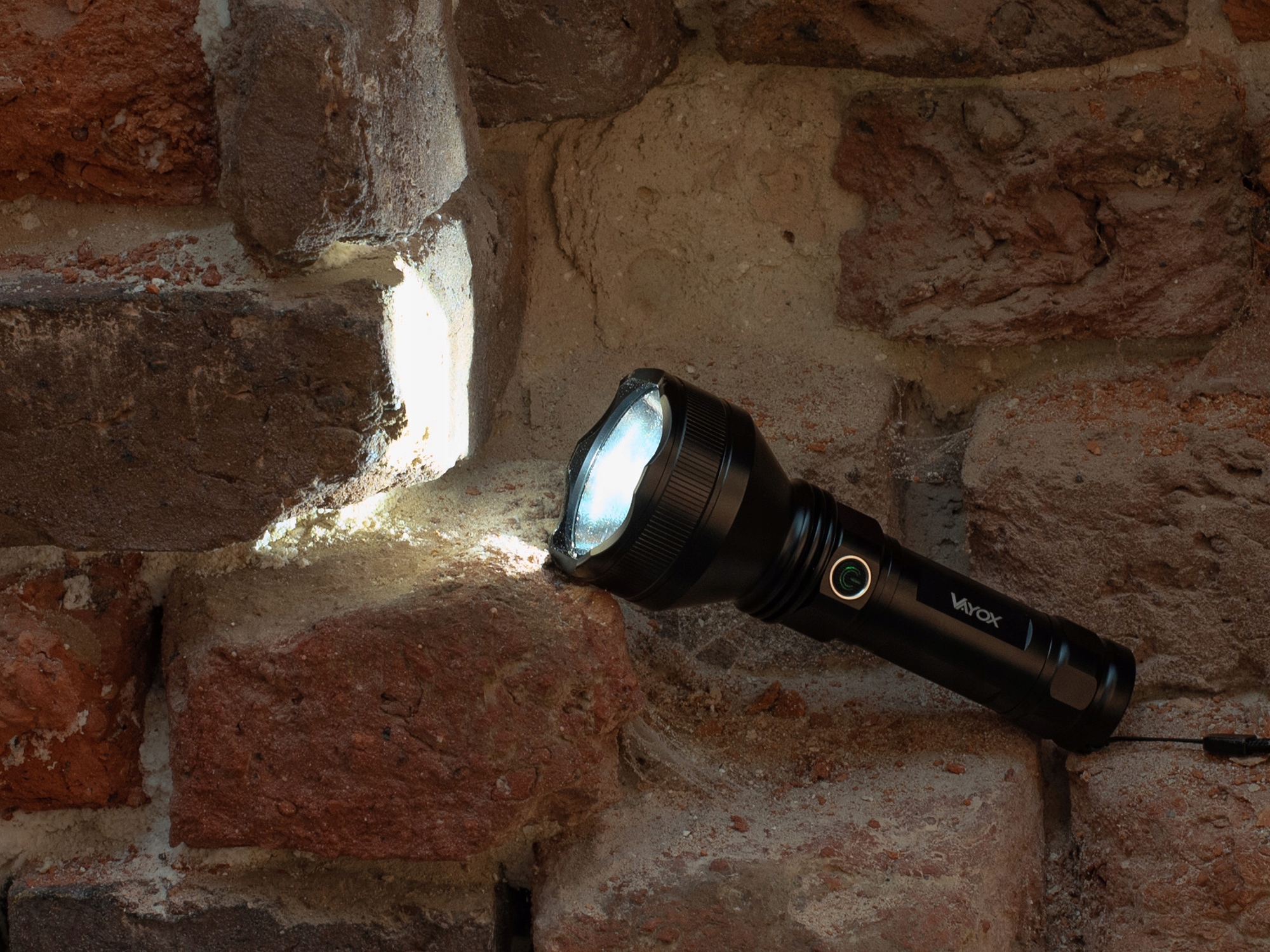 LATARKA LED TAKTYCZNA WOJSKOWA LAMPA AKUMULATOROWA IPX5 USB-C EDC PRO VAYOX Materiał aluminium