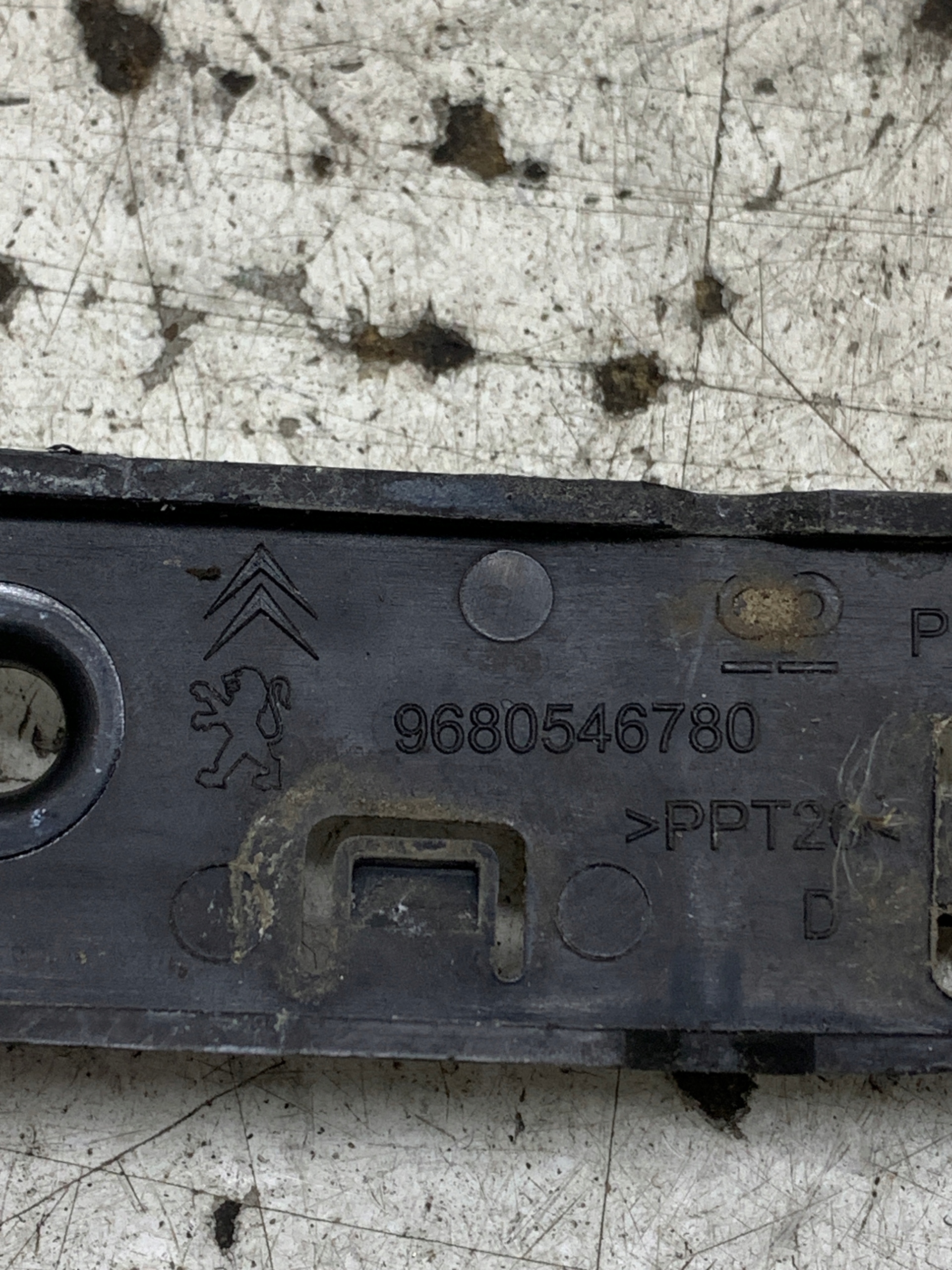 bumper bracket right front 9680546780 CITROEN BERLINGO II