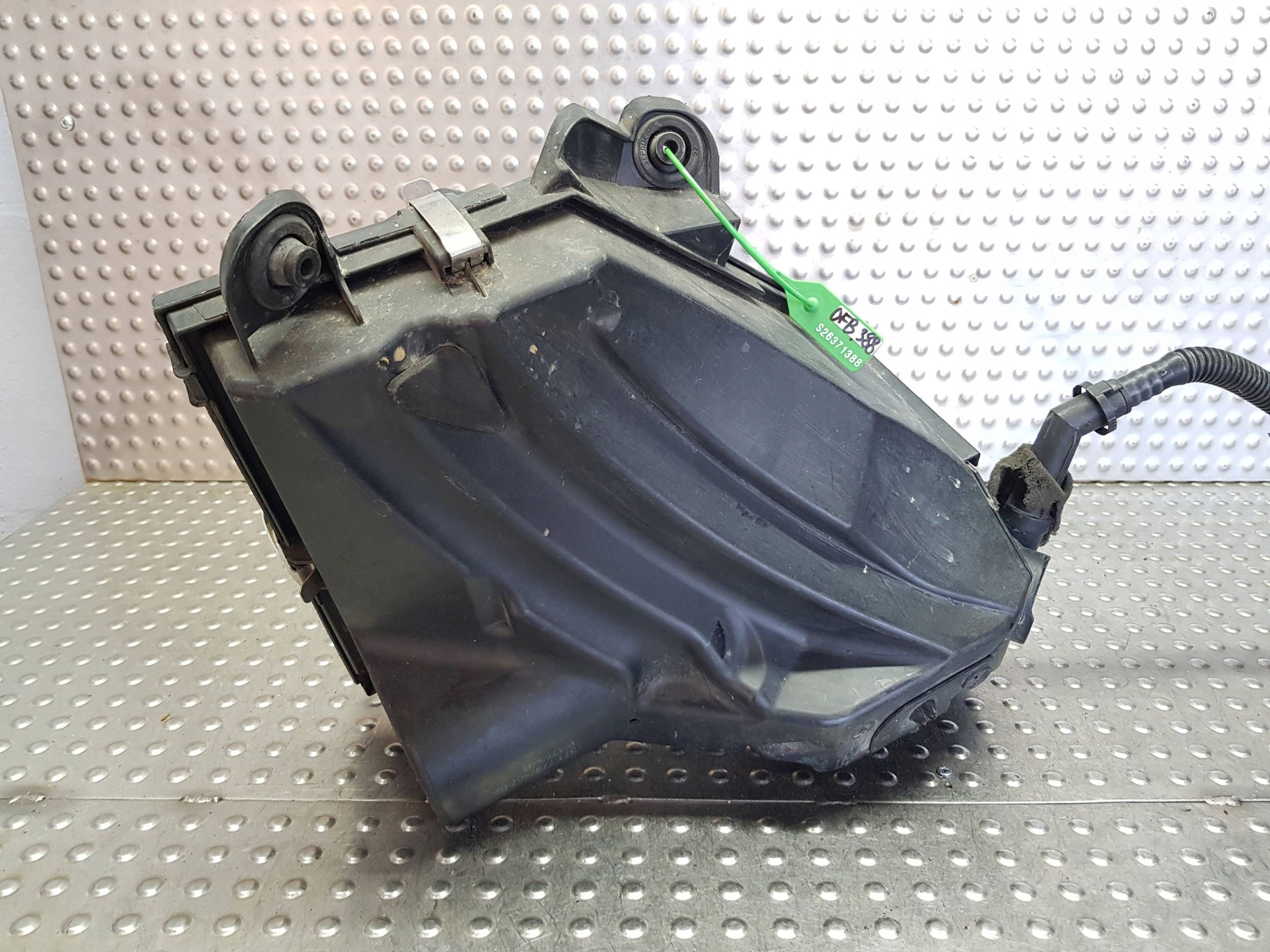 cover of a filter, air 7797467 BMW X1 E84 E90 E91 E92 E87 E81 E82 N47