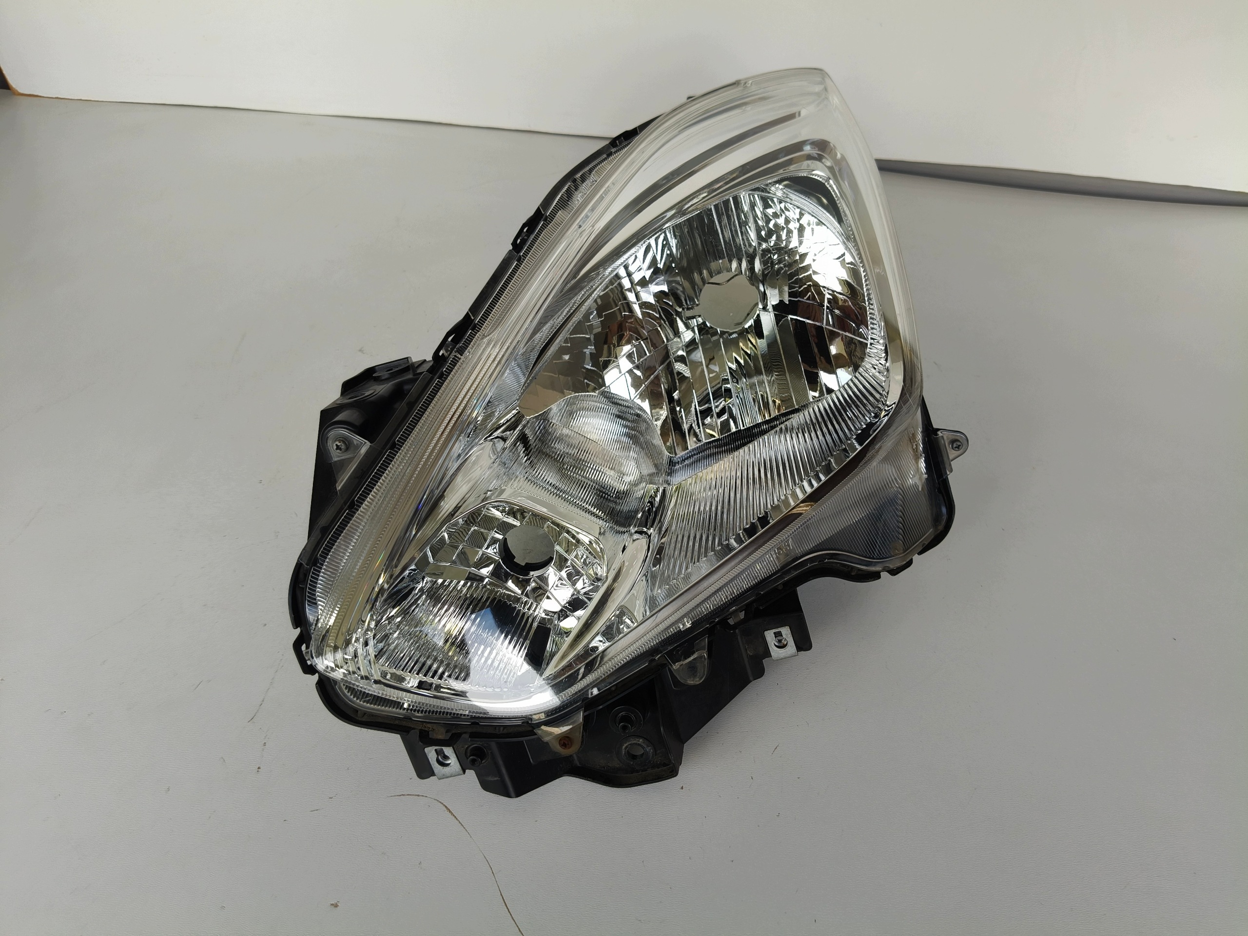 feu gauche REFLEKTOR SUZUKI SWIFT MK8 17