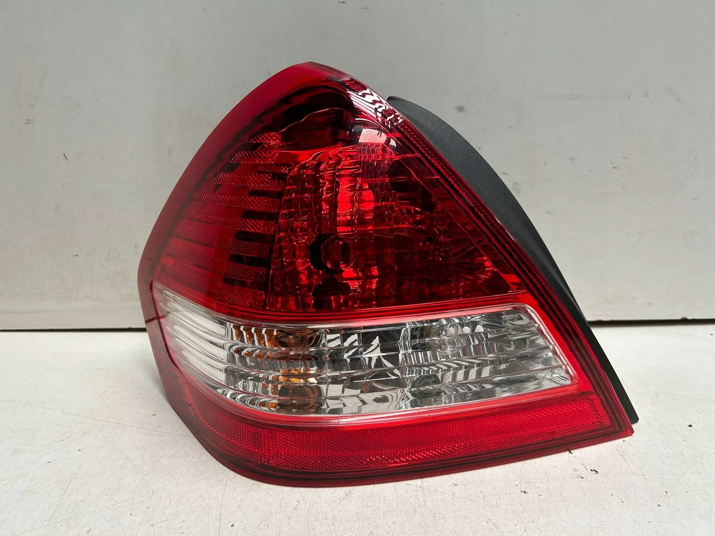 Lampa tył prawy Nissan Tida sedan