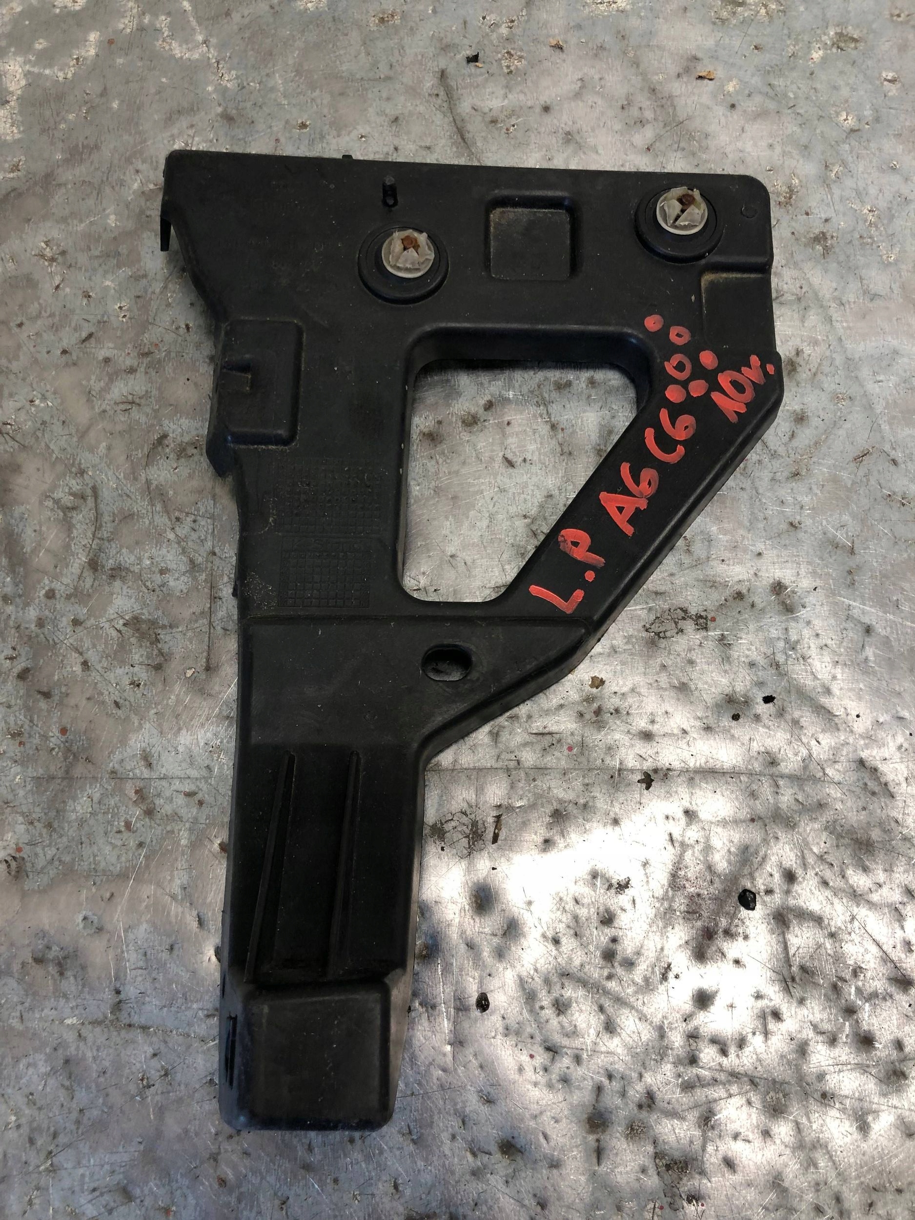 bumper bracket left front AUDI A6 C6 4F0807227