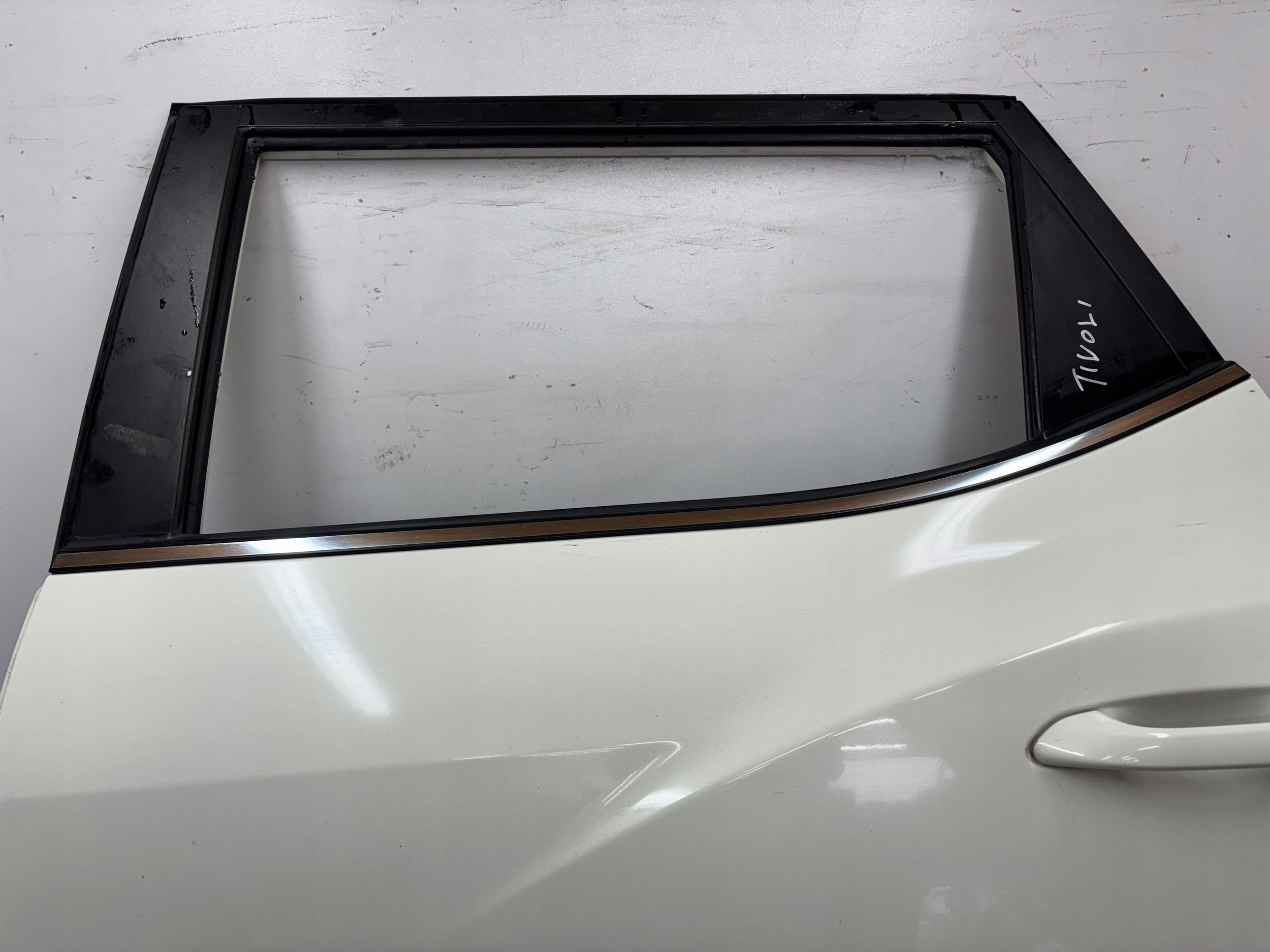 door rear part rear. left SSANGYONG TIVOLI 15