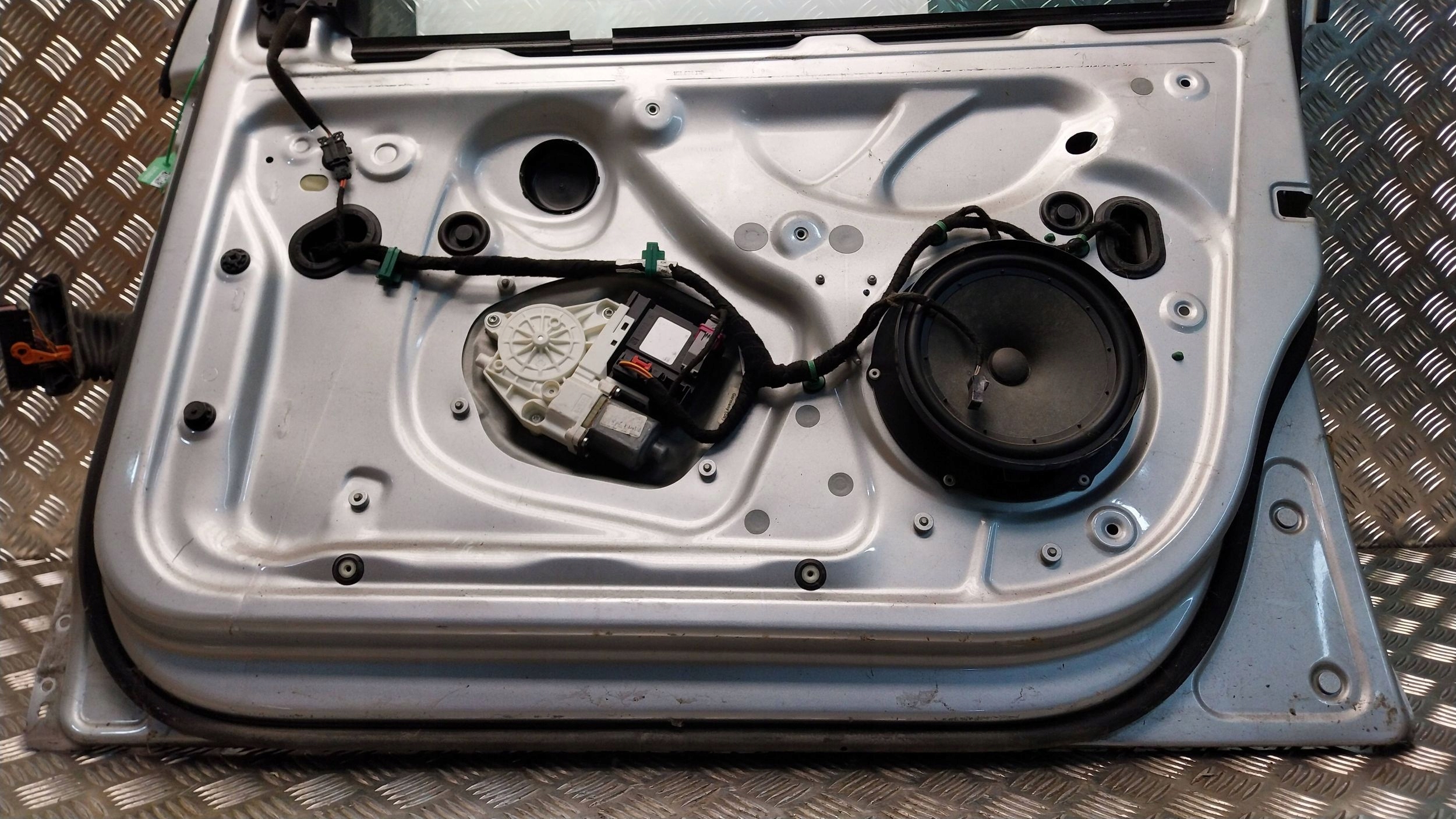 RÁM dveře předek pravá VW GOLF V 03