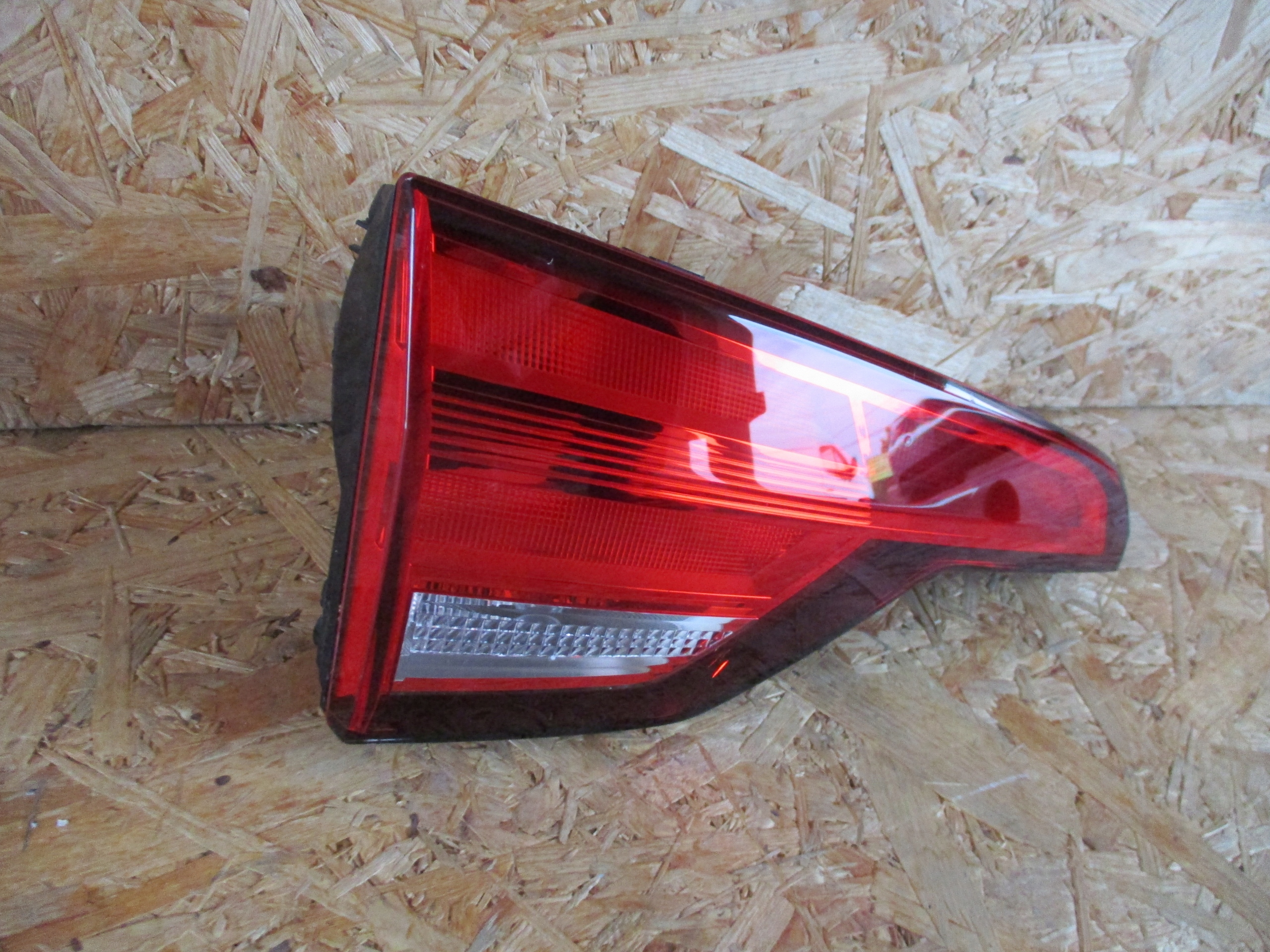 AUDI A4 B9 KOMBI light left rear to the bonnet