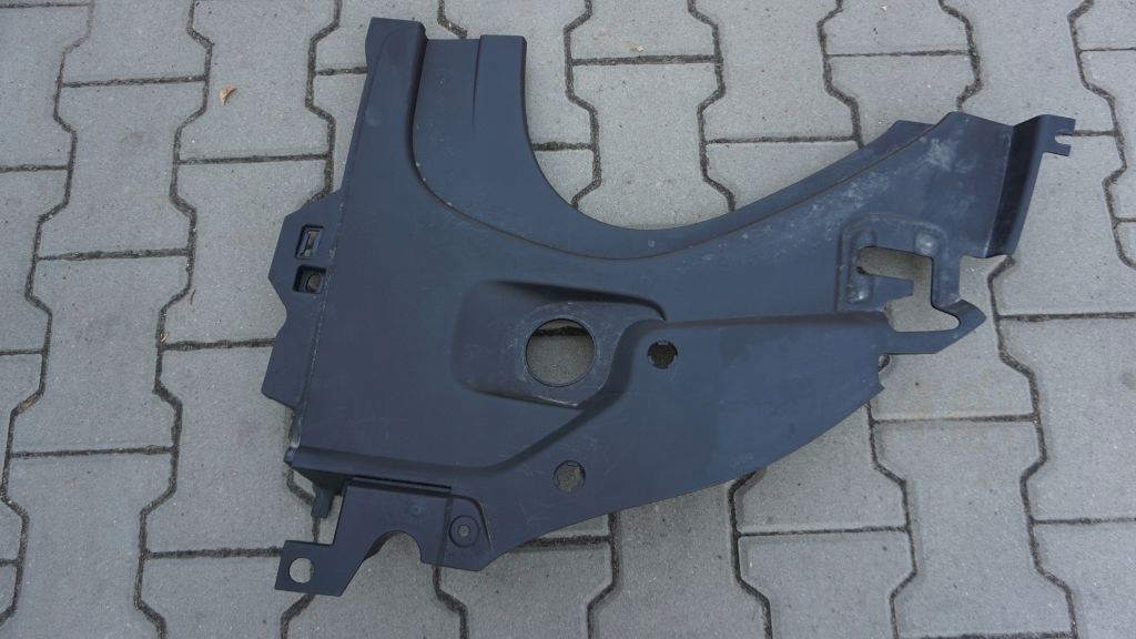 VOLVO C40 - pravá Kryt steny Predného