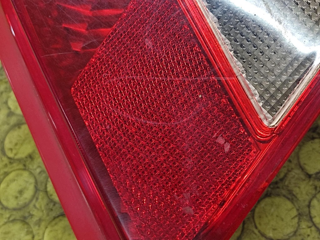 TOYOTA YARIS II light right rear part