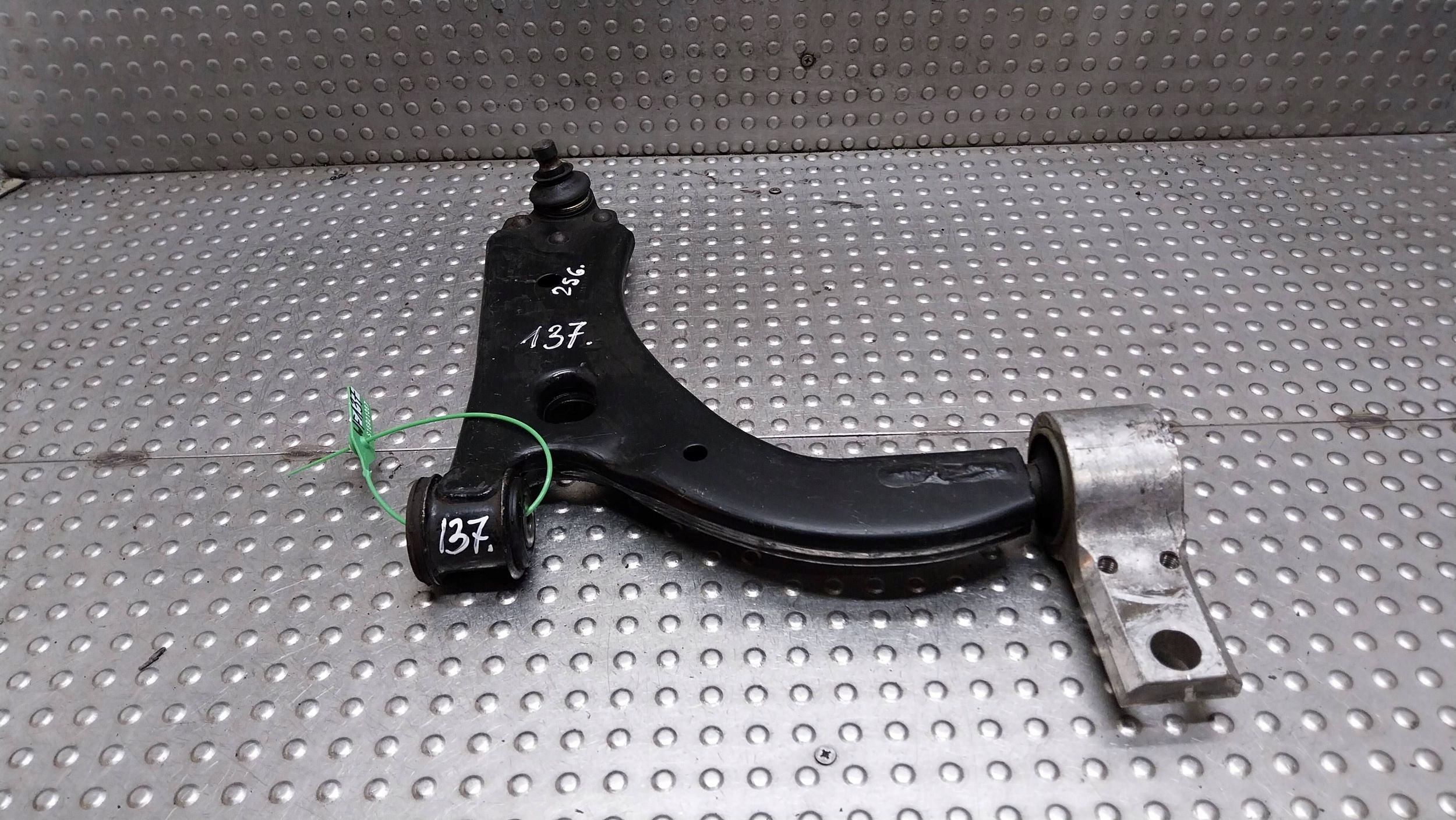 arm right front 2S61-3042-DA FORD FIESTA FUSION MK6