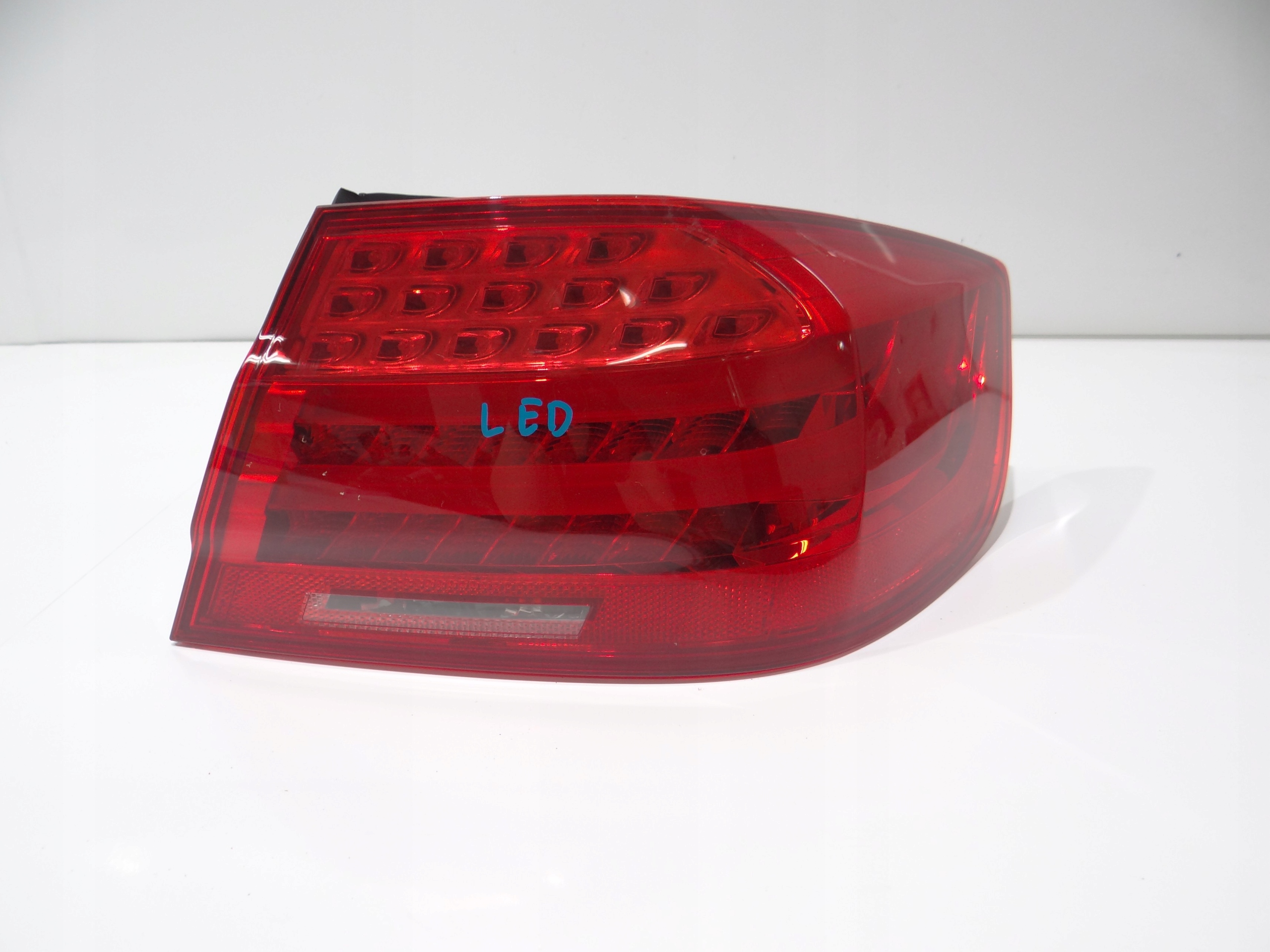 LAMPA PRAWY TYŁ LED BŁOTNIK BMW E92 LCI OE