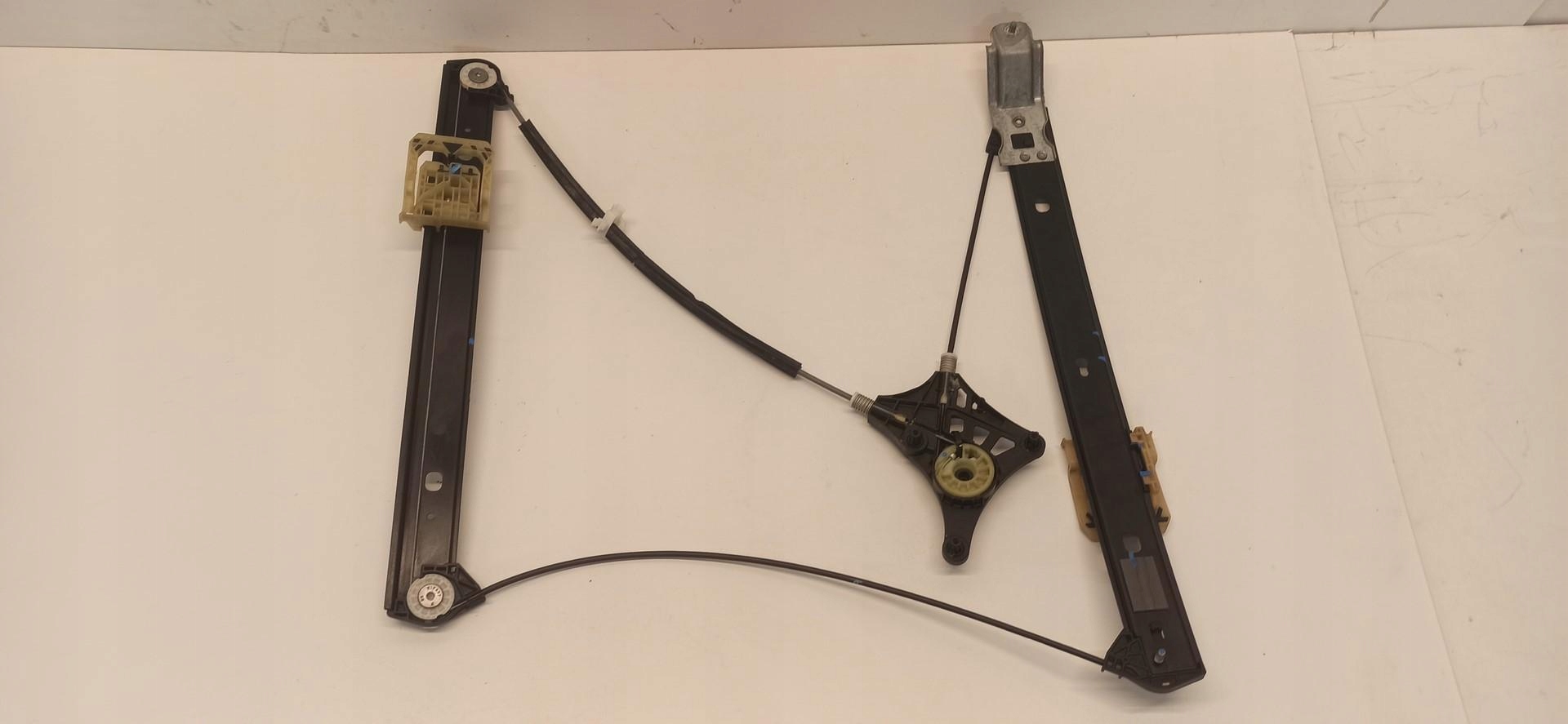 AUDI Q3 83A PODNOŚNIK DRZWI PRAWY PRZÓD 83A837462