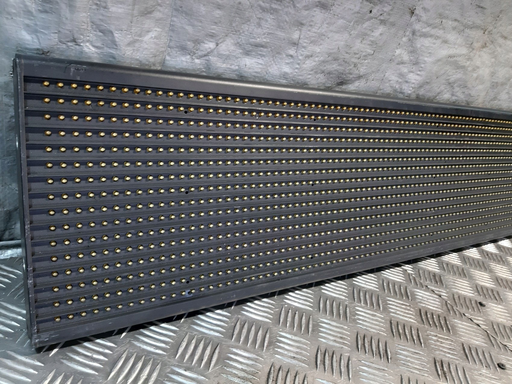 display AESYS HG 4/10.120x16/1 YW SLIM2 EVOBUS