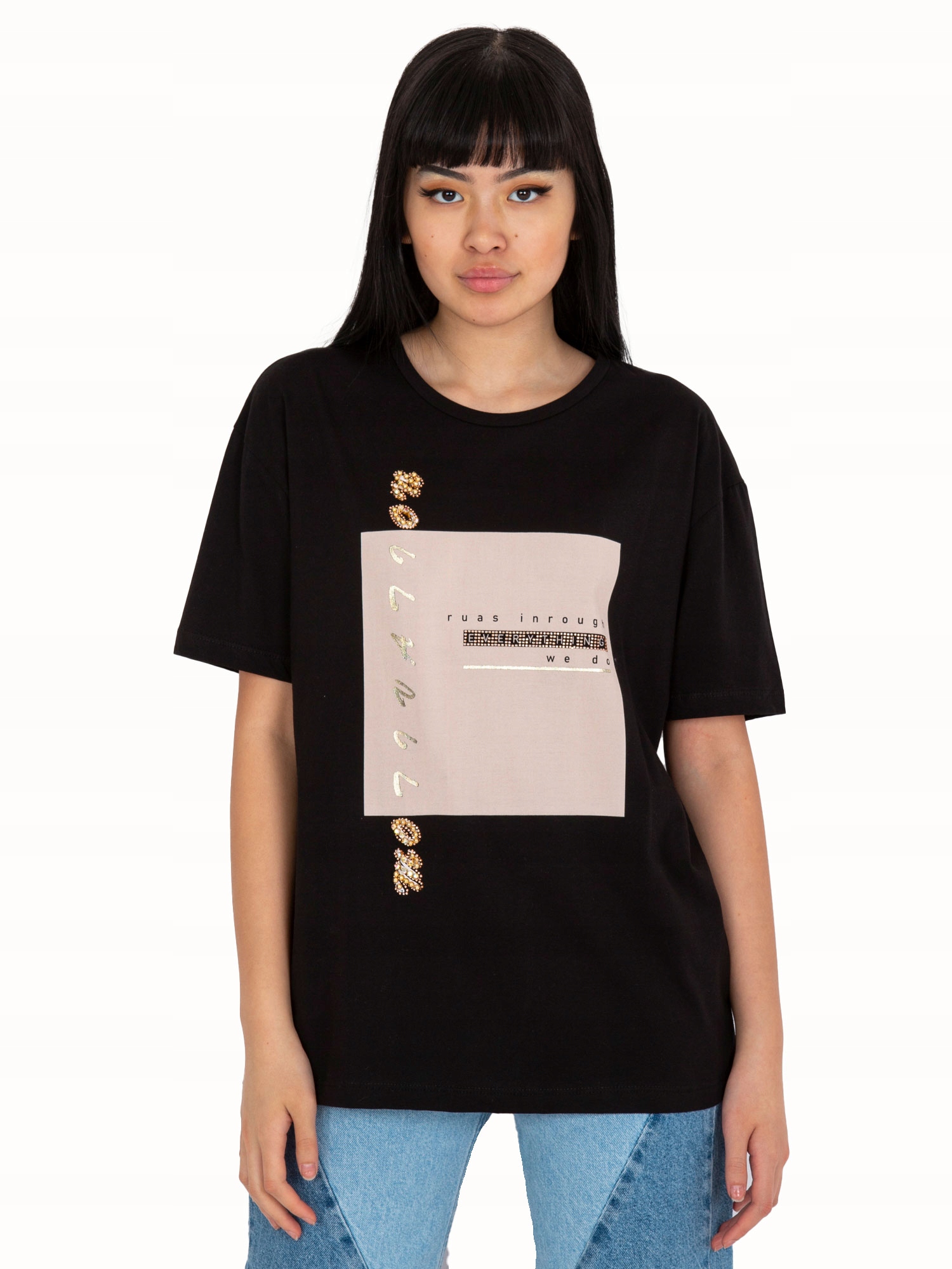 

Luźny t-shirt damski bawełniany z aplikacją - M