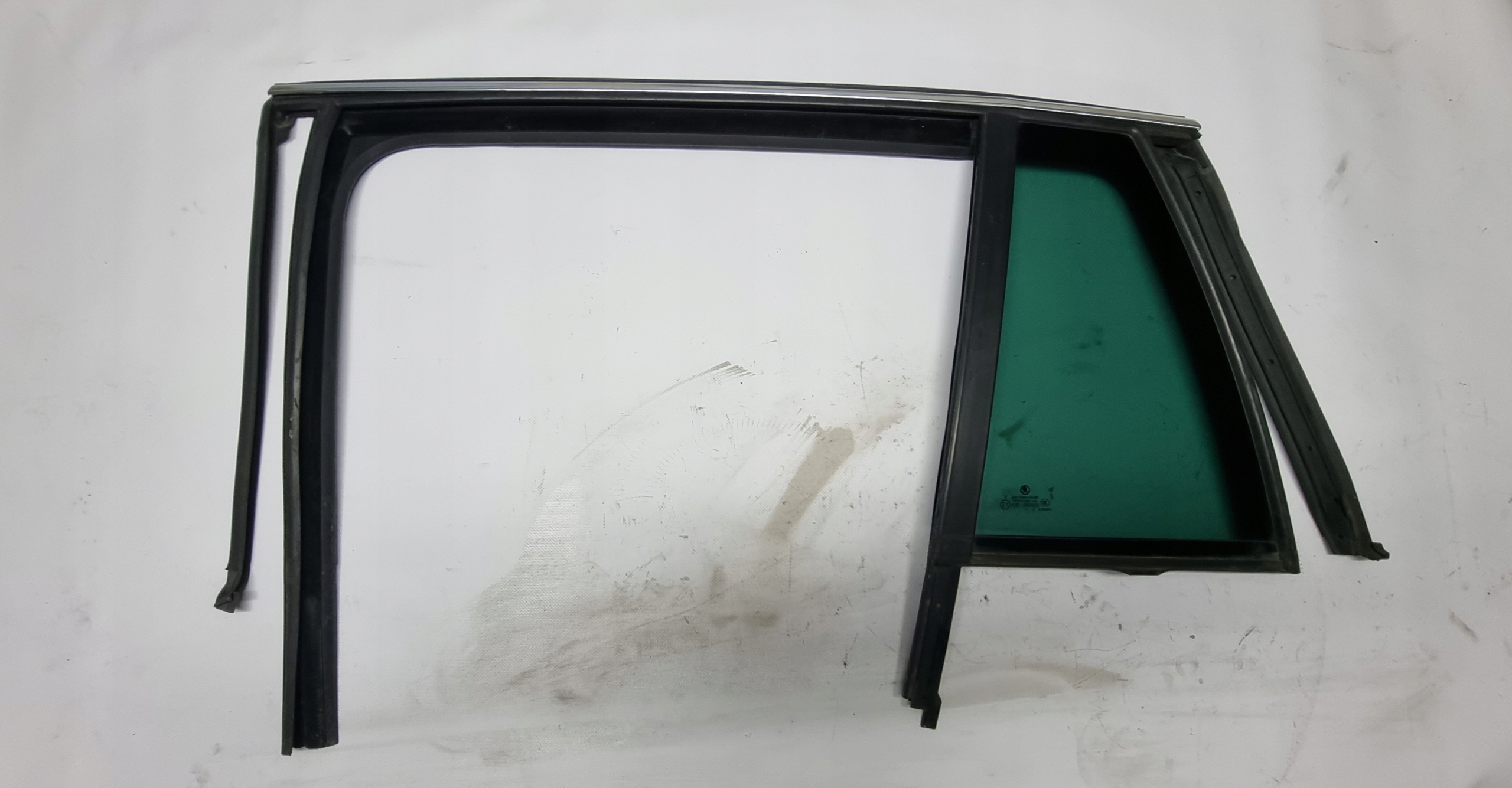 СТЕКЛО ДВЕРИ ЛЕВЫЙ ЗАДНИЙ SUPERB II УНИВЕРСАЛ 3T9845209AE