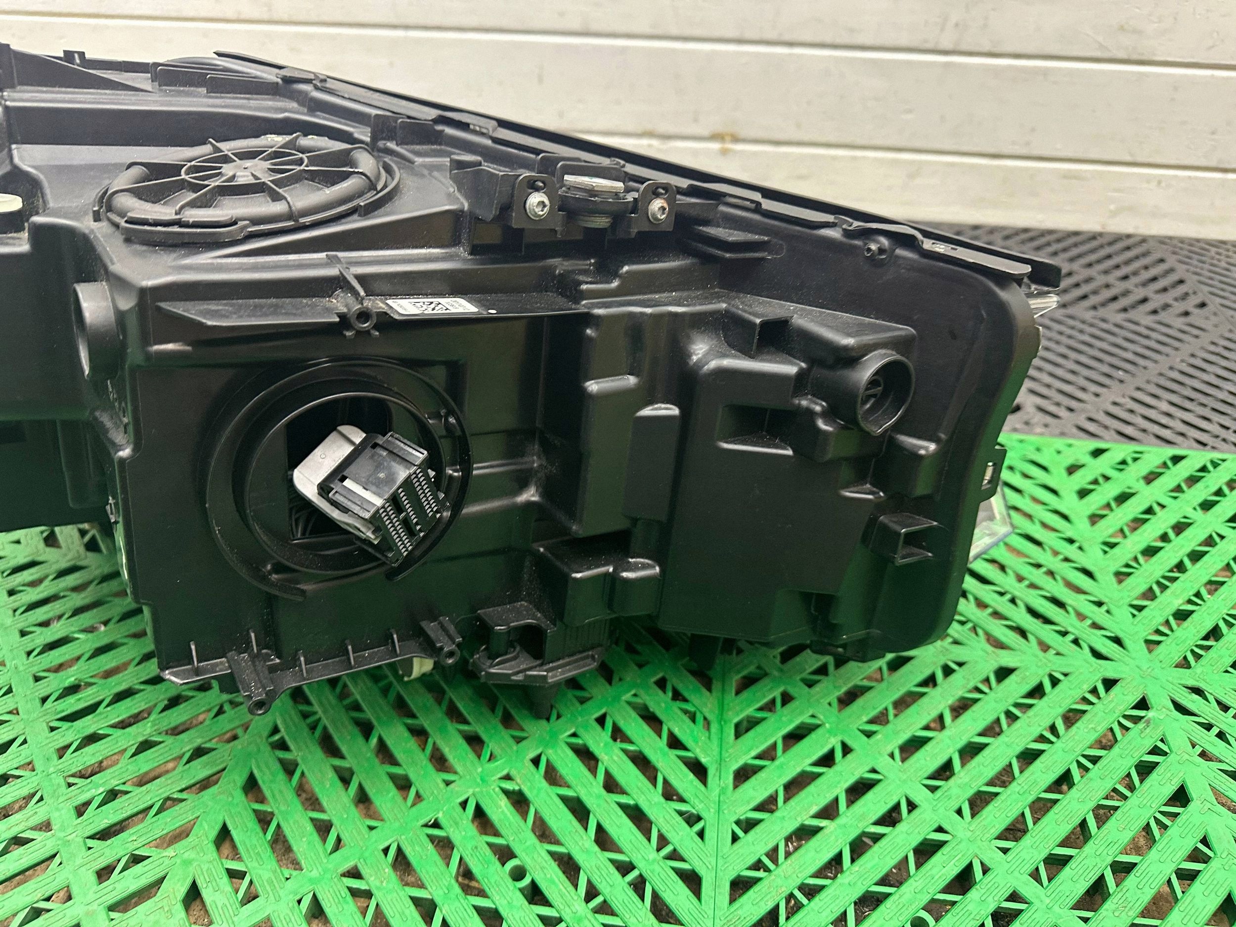 light front side left BMW 5 G30 G31 ADAPTIVE LED 7439209