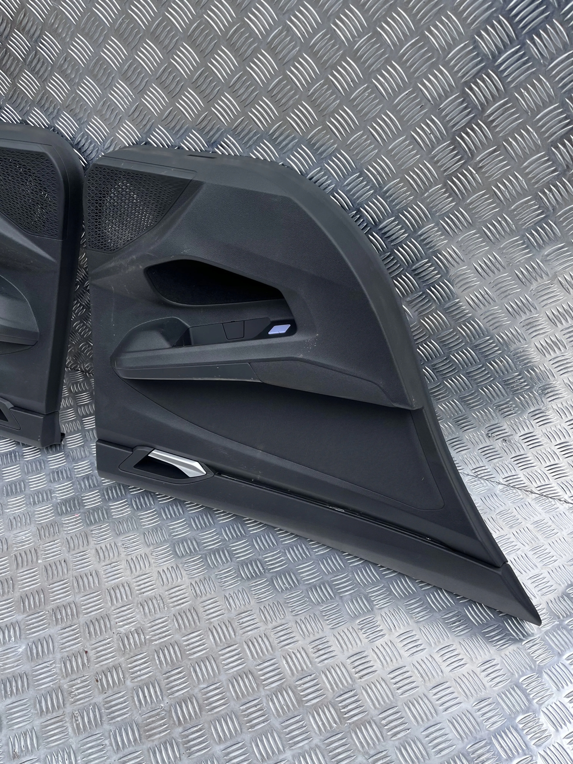 BOCZEK DRZWI TYŁ LEWY VW GOLF VIII 19- HATCHBACK