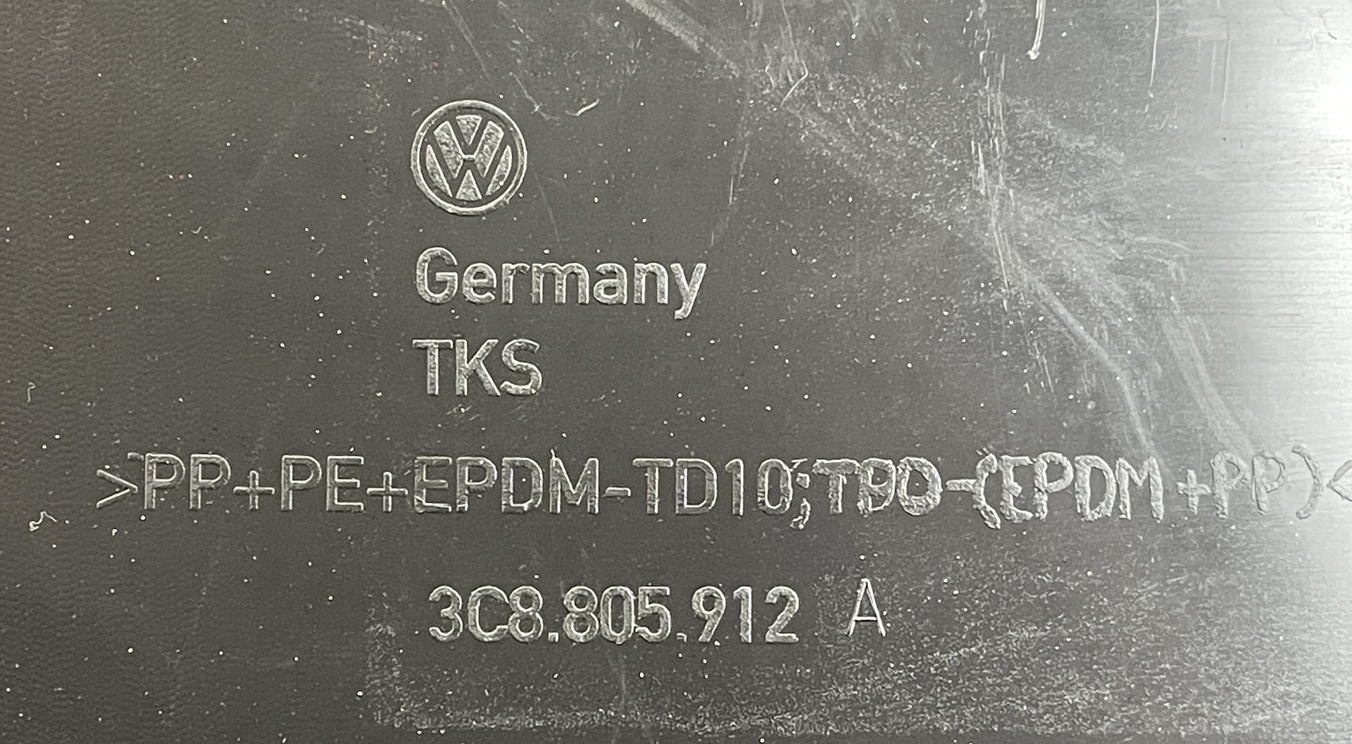 D141 VW PASSAT CC 357 2008-2012 podblatník předek přední pravé 3C8805912A