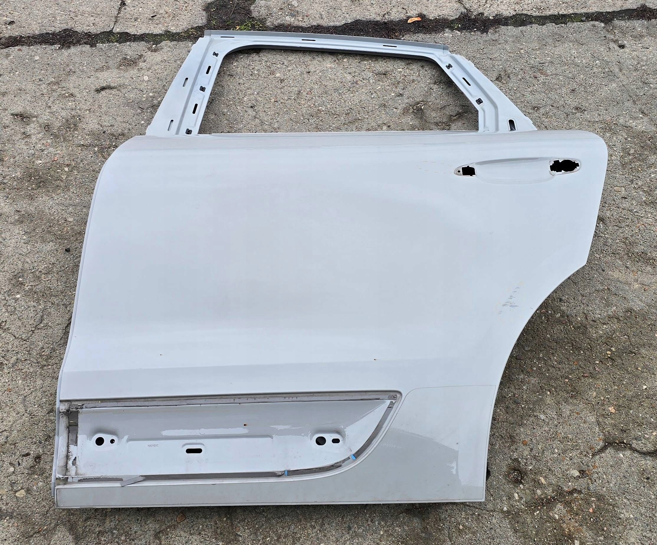 Porsche Macan (95B) rear part side left door rear.
