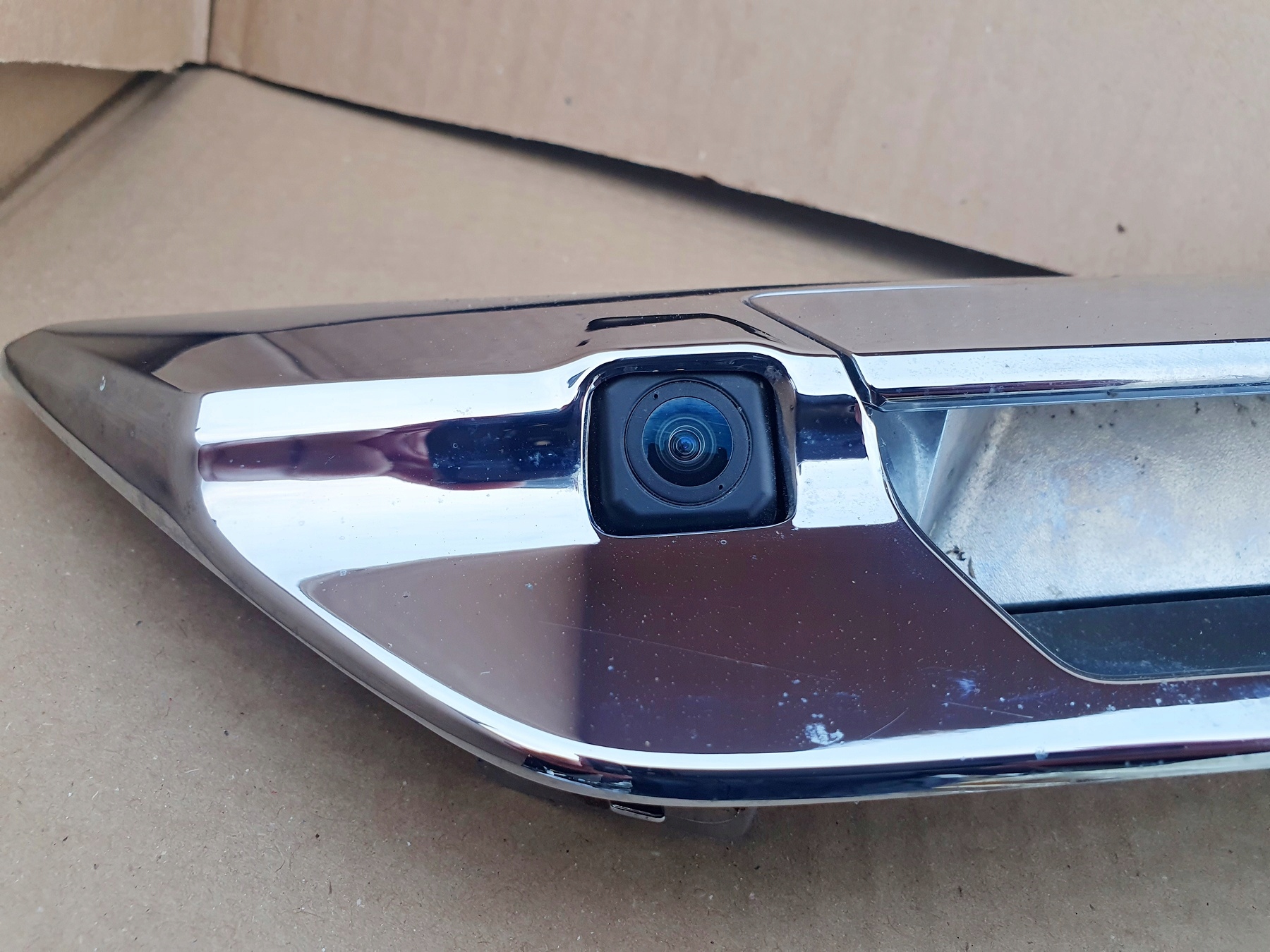 HILUX 2016-2023 KLAMKA TYLNEJ KLAPY BURTY KAMERA Producent części Toyota OE