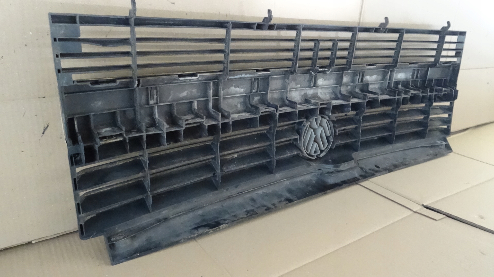 vw transporter T4 решетка радиатора 701853653B