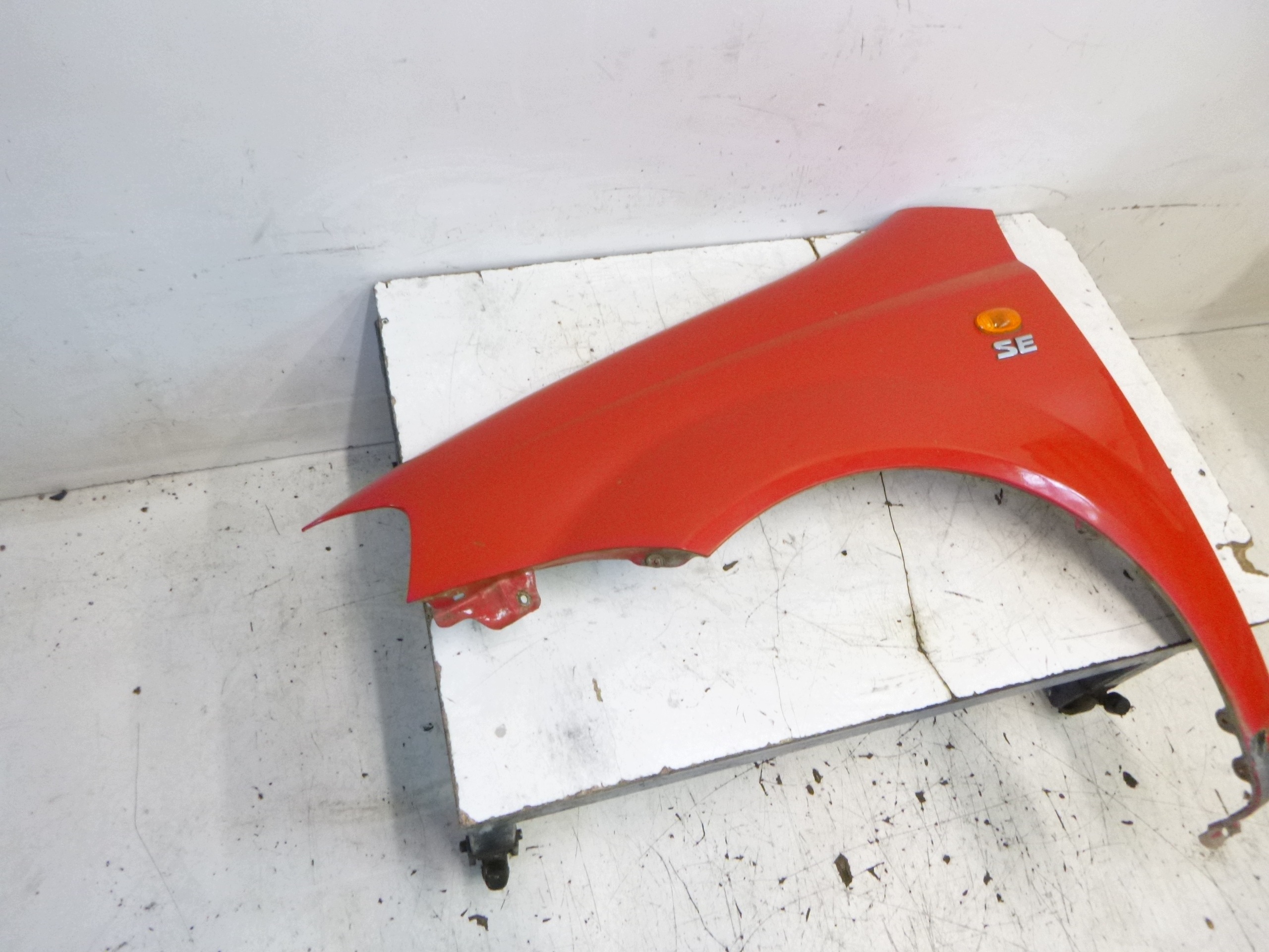 aile gauche avant Daewoo Chevrolet Kalos 02-08 code 73L rouge