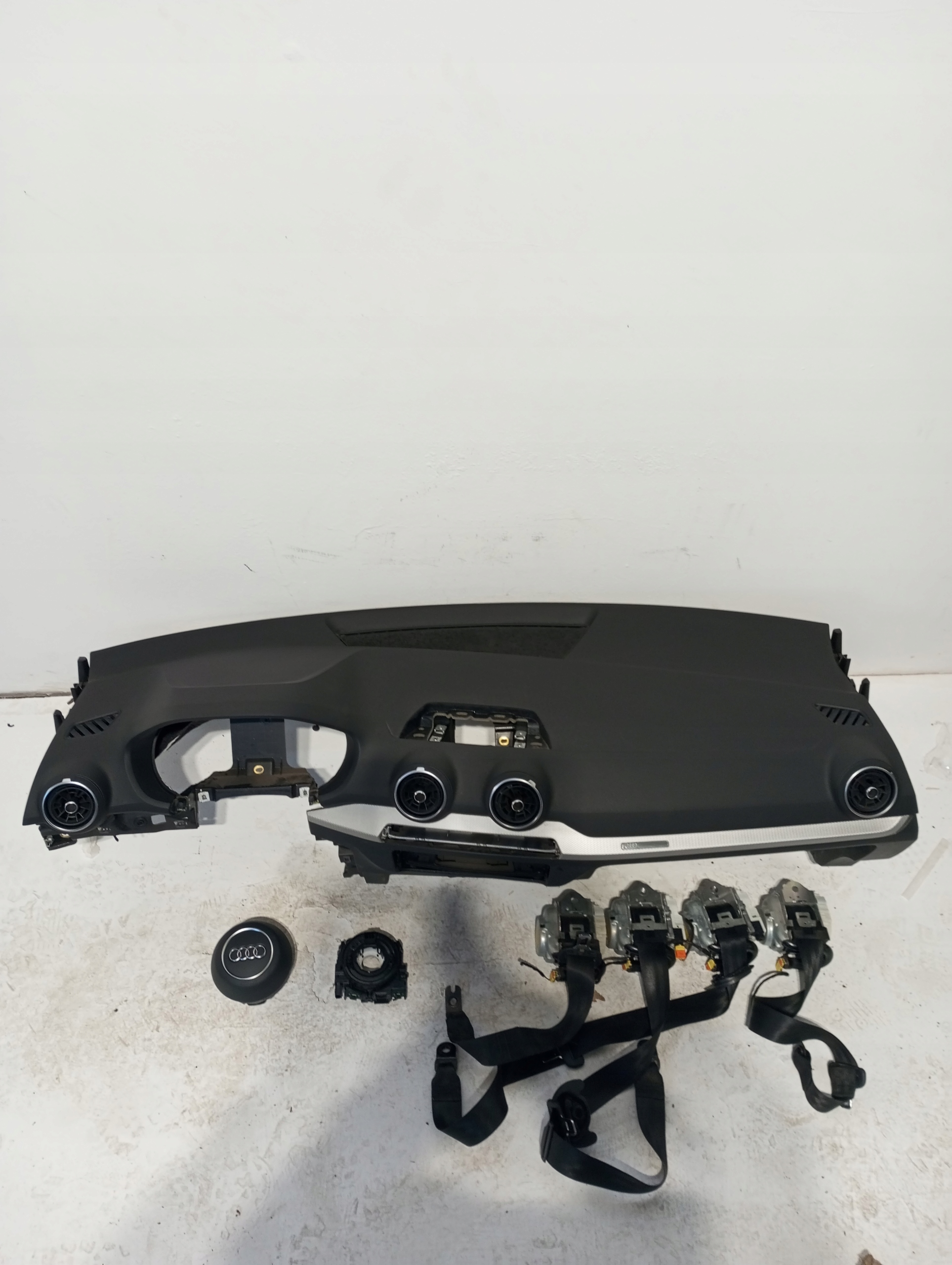 dashboard AUDI Q2 81A