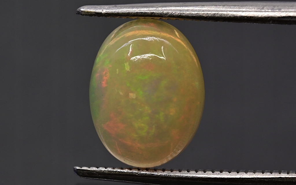 Opál z Etiopie kabošon ovál 9x7 mm