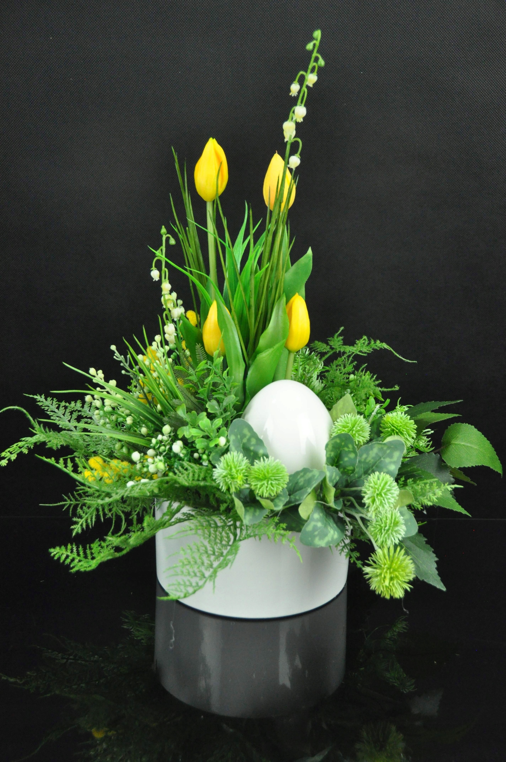 Kompozycja stroik jajko ceramiczne białe tulipany żółte silikon Wysokość maksymalna 46 cm