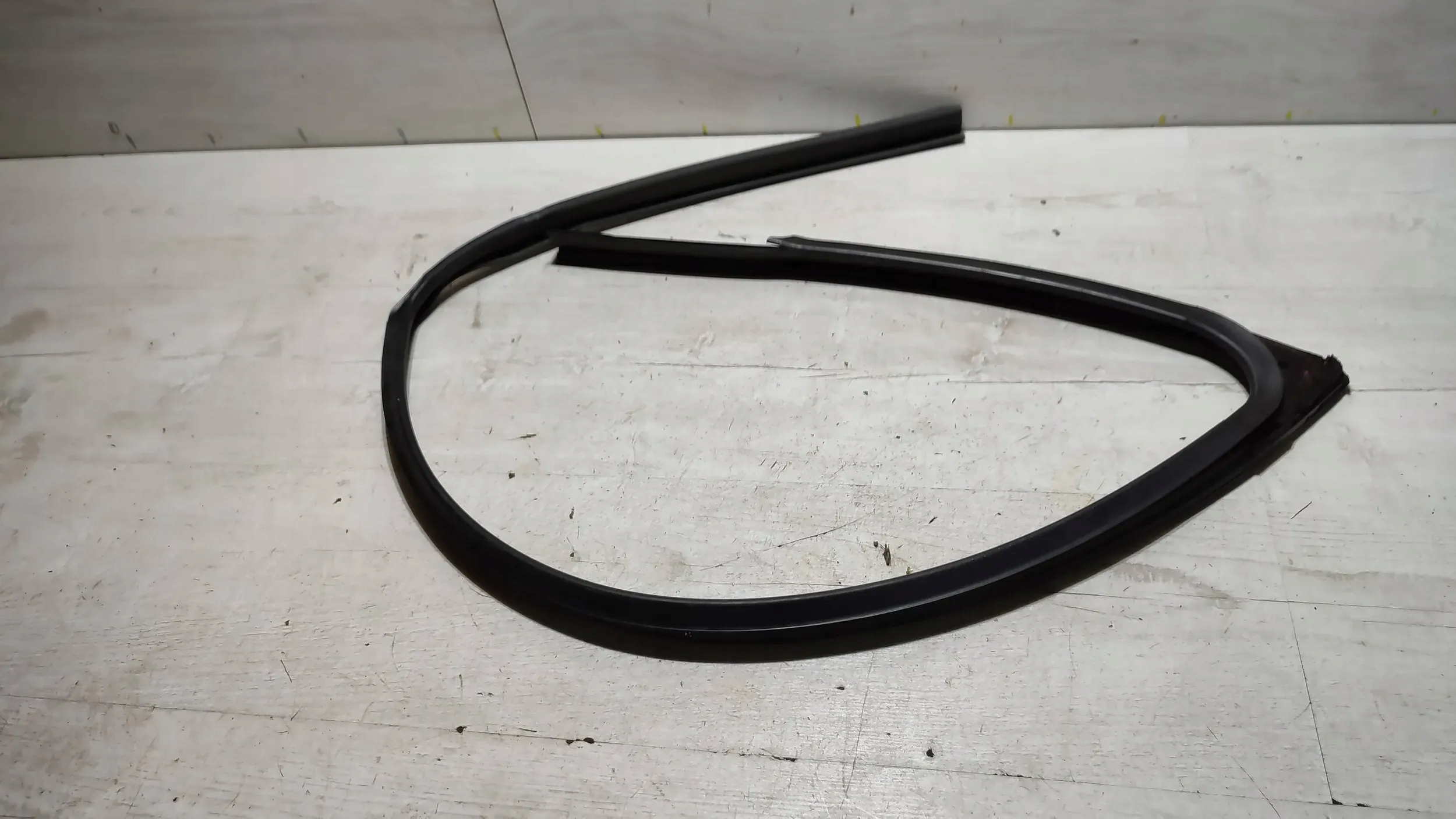 Mazda 3 III BM 17r front side left gasket windows door