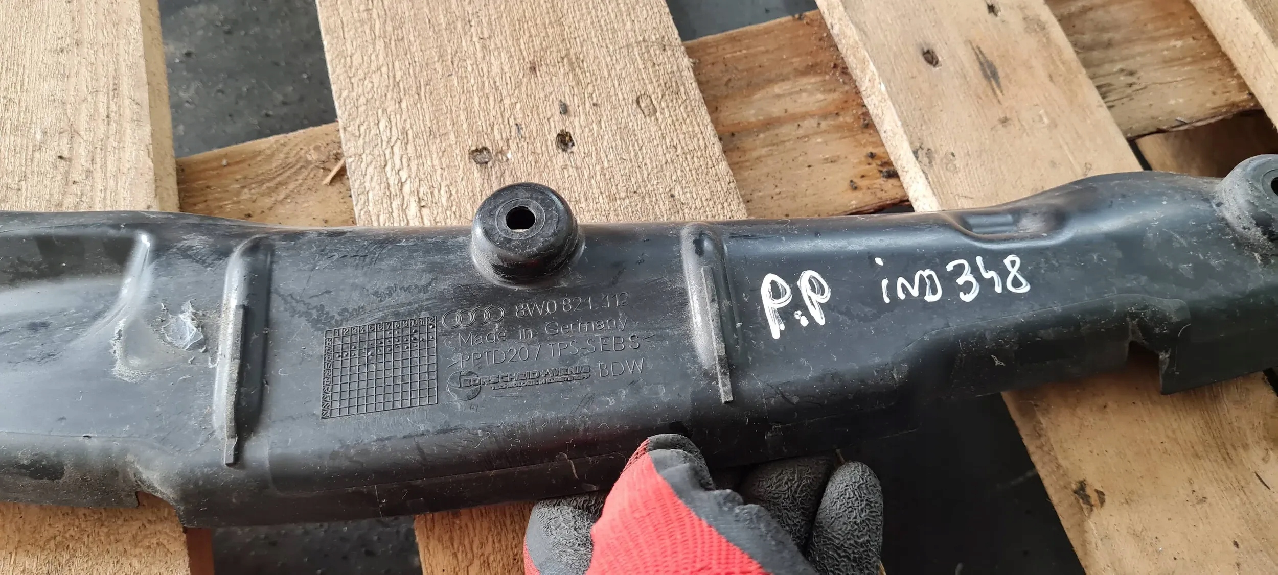 A4 B9 8W hangszigetelő fedél sárvédöt jobb 8W0821111