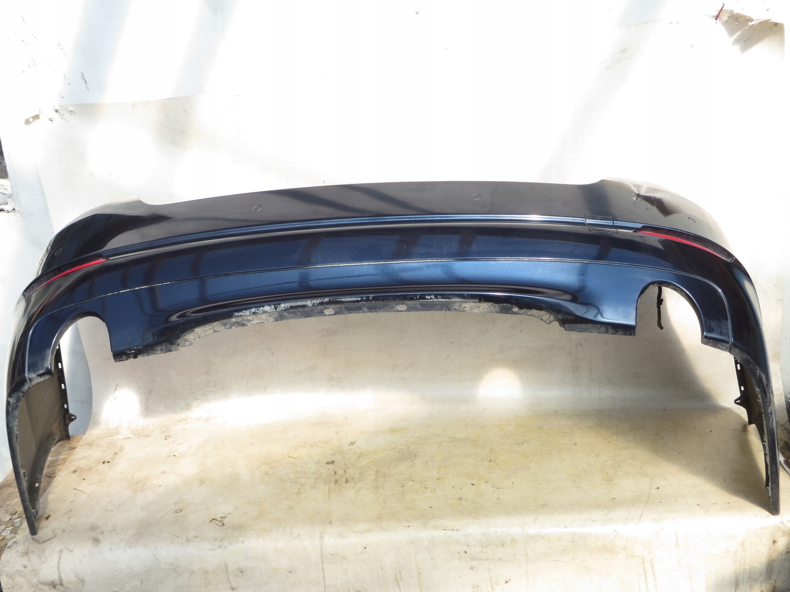 2013r BMW F10 535i ZDERZAK TYŁ TYLNY KOMPLETNY A89 Kolor niebieski