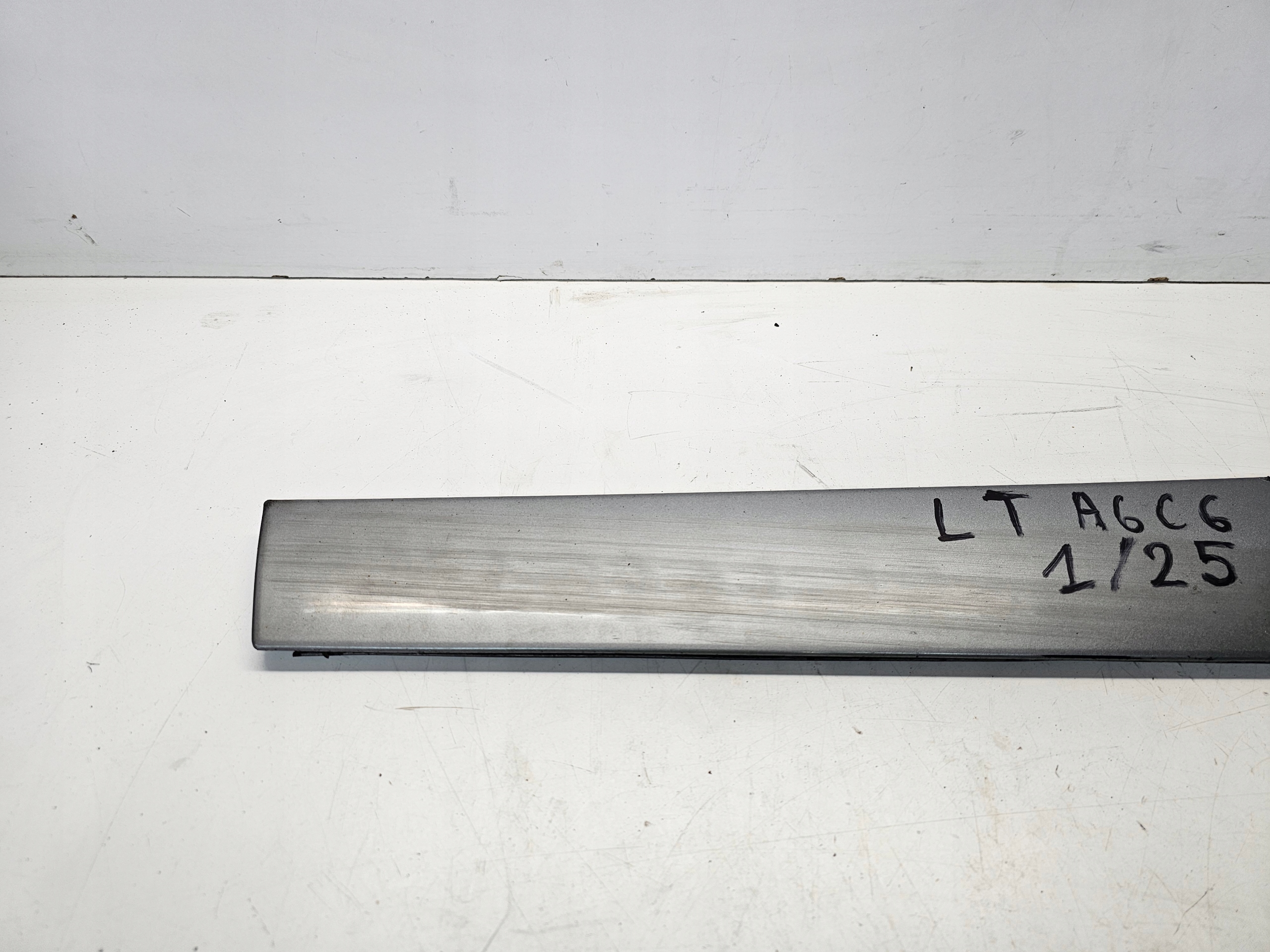 moulding door lower left rear part AUDI A6 C6 1/25