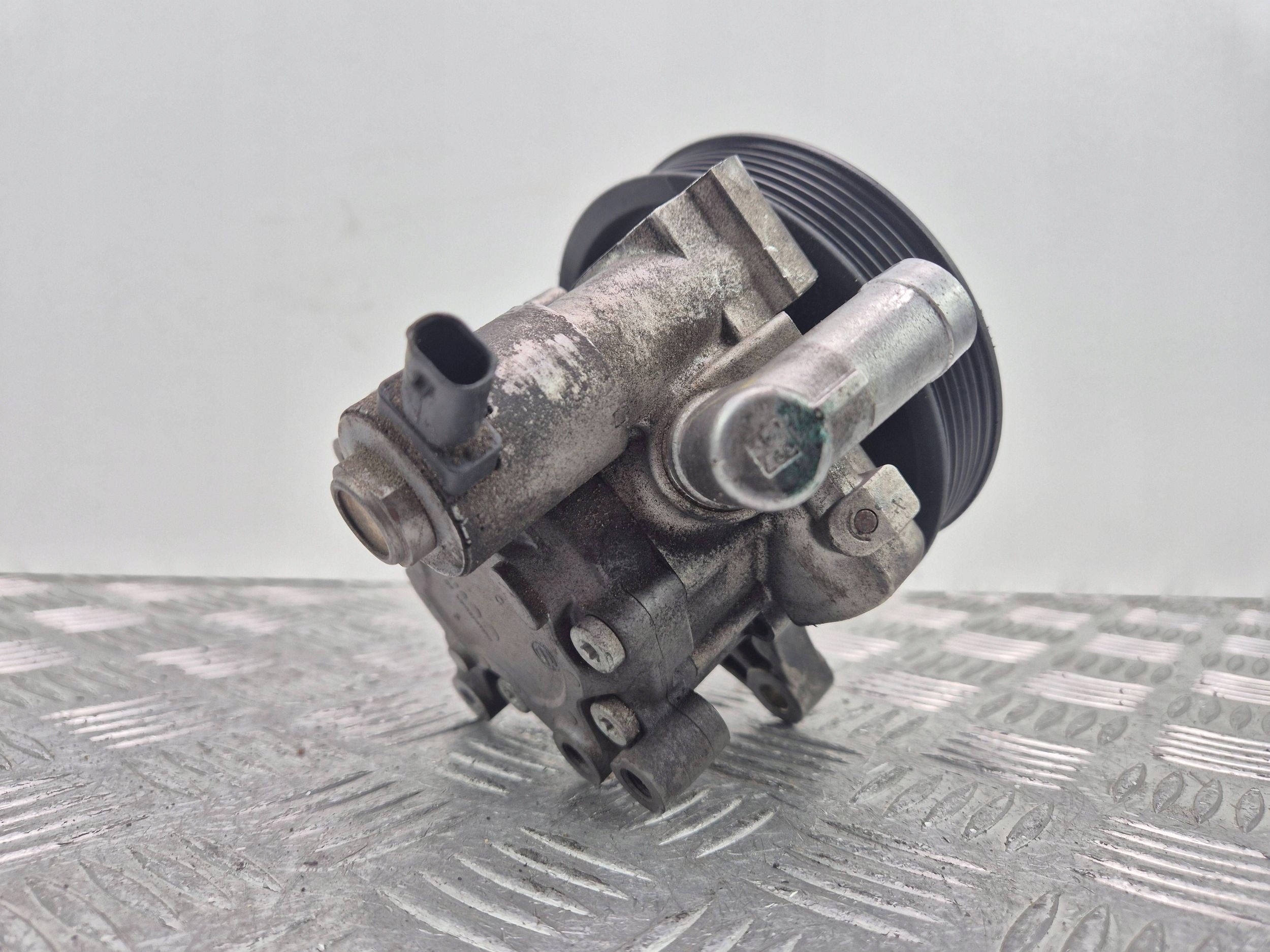 Mercedes C250 CGI W204 servo pump A0064667501
