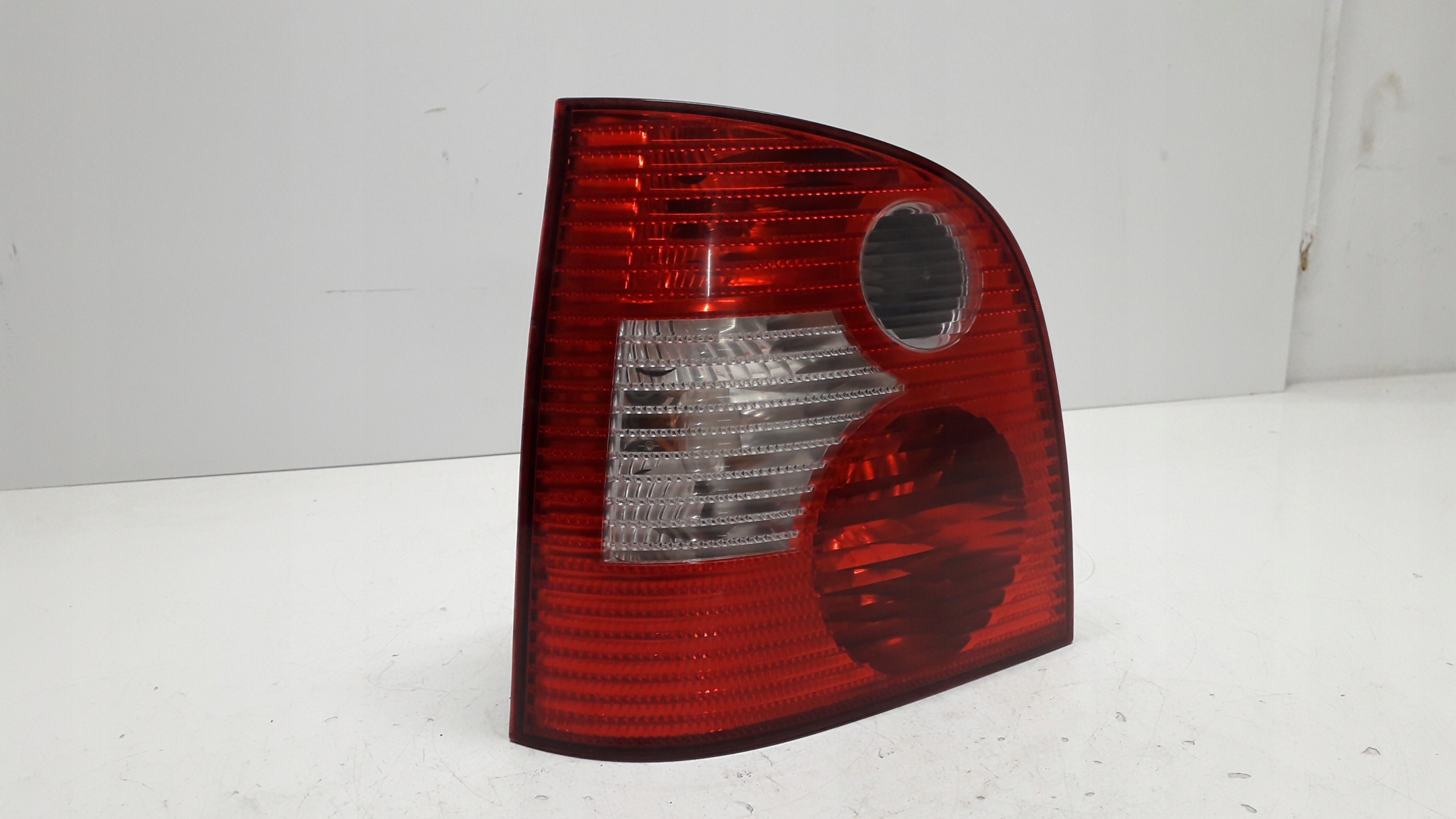 VW POLO 4 IV 9N 01- LAMPA LEWA TYLNA 6Q6945095B