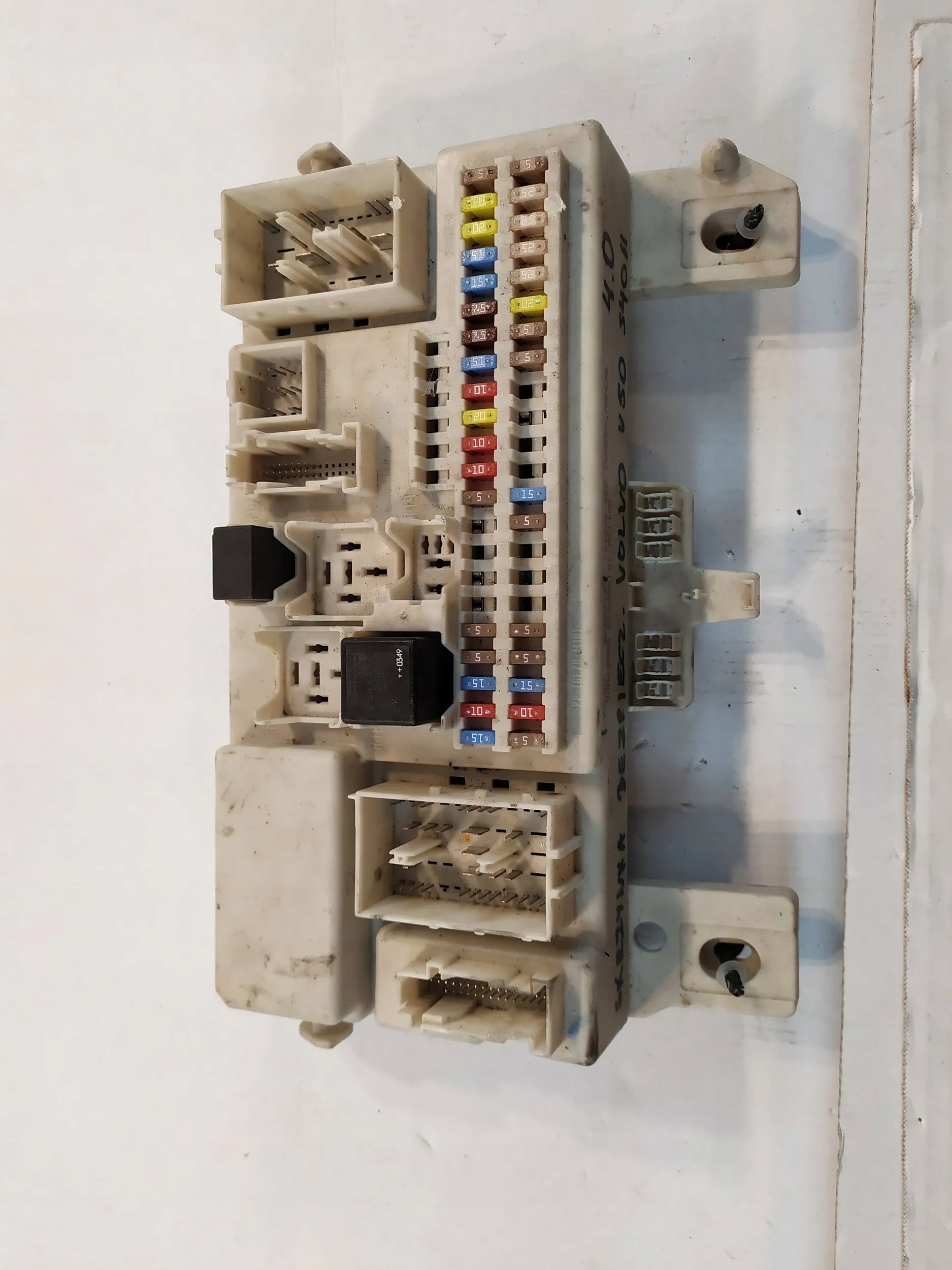 SKRZYNKA BEZPIECZNIKÓW VOLVO V50 S40 II