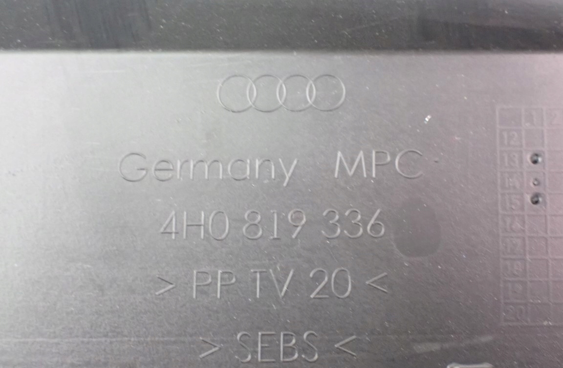 накладка правая Audi A8 D4 4H0819336