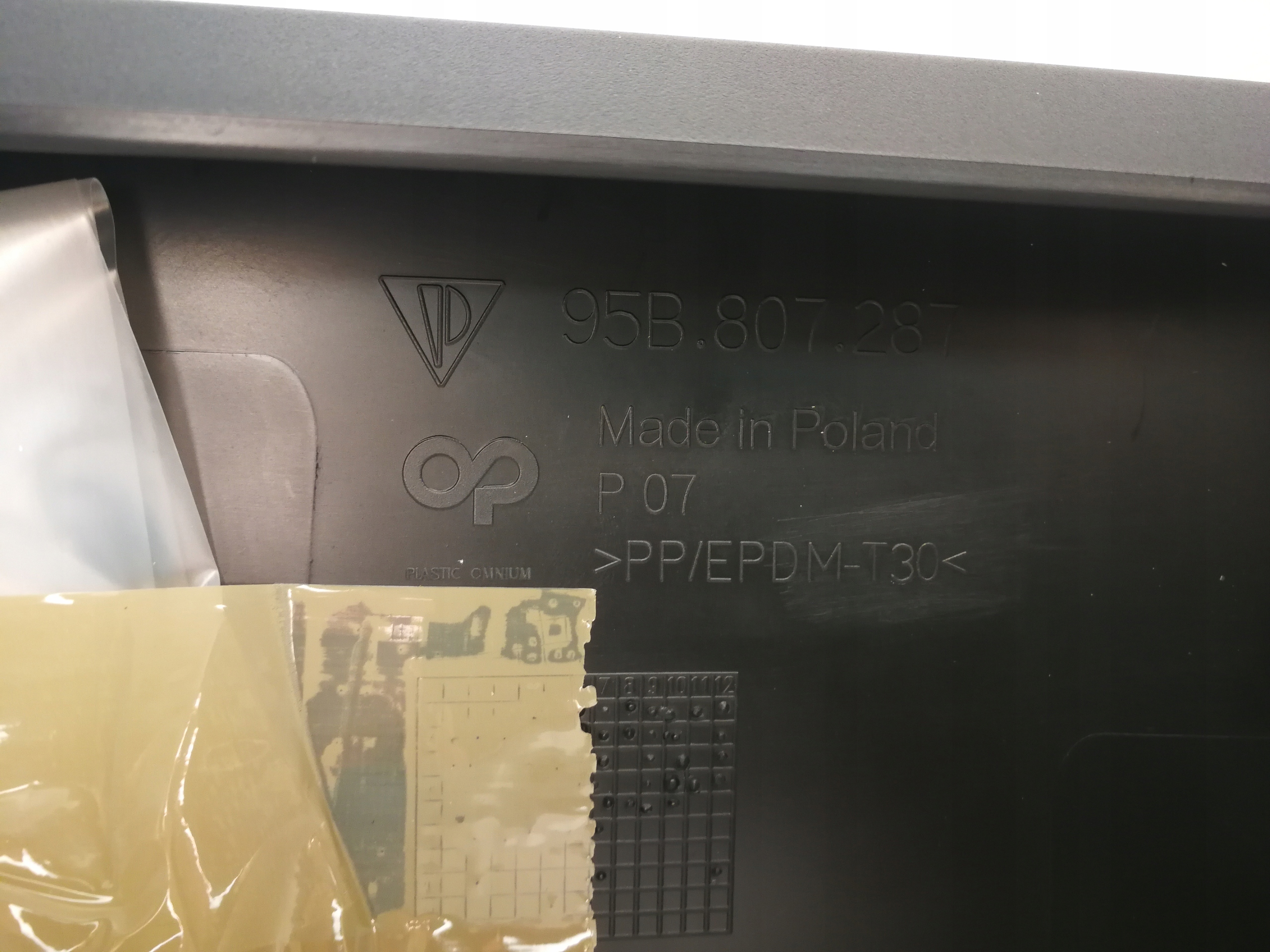 Podkladka tablicy przod PORSCHE MACAN EU 95B807287 Installation side Front