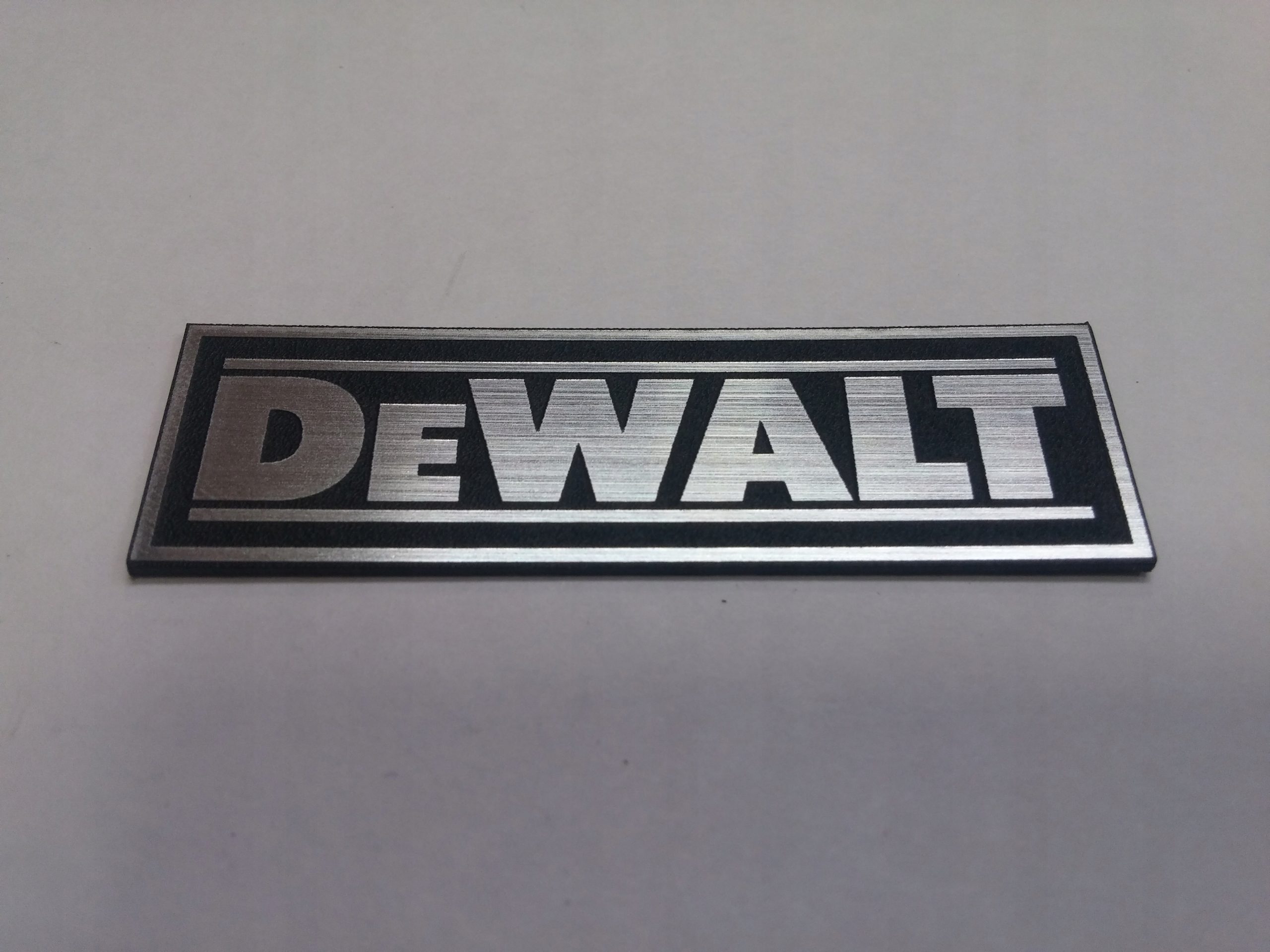 

Dewalt naklejka emblemat 60 x 18 mm * Srebrna